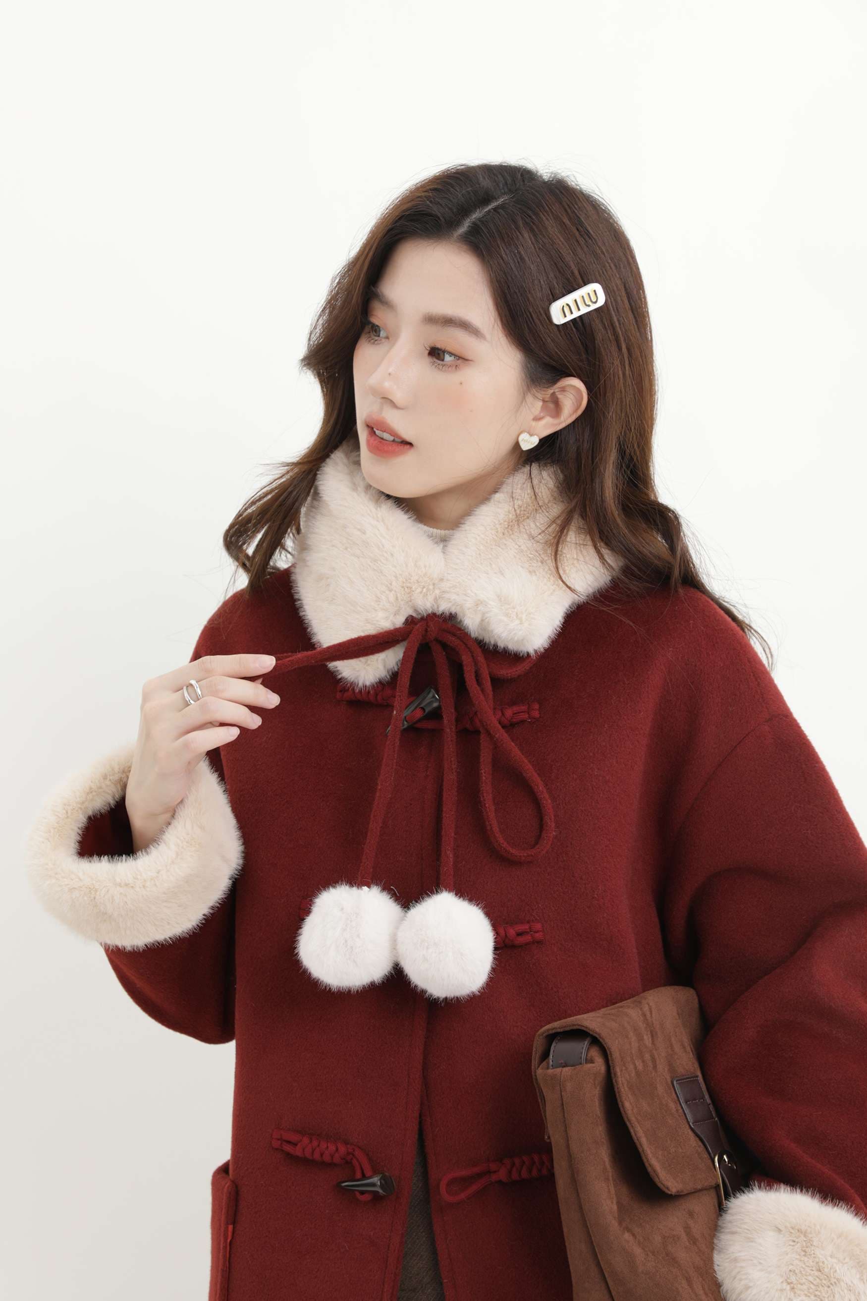 フェイクファーポンポン付きロングコート｜デート服
