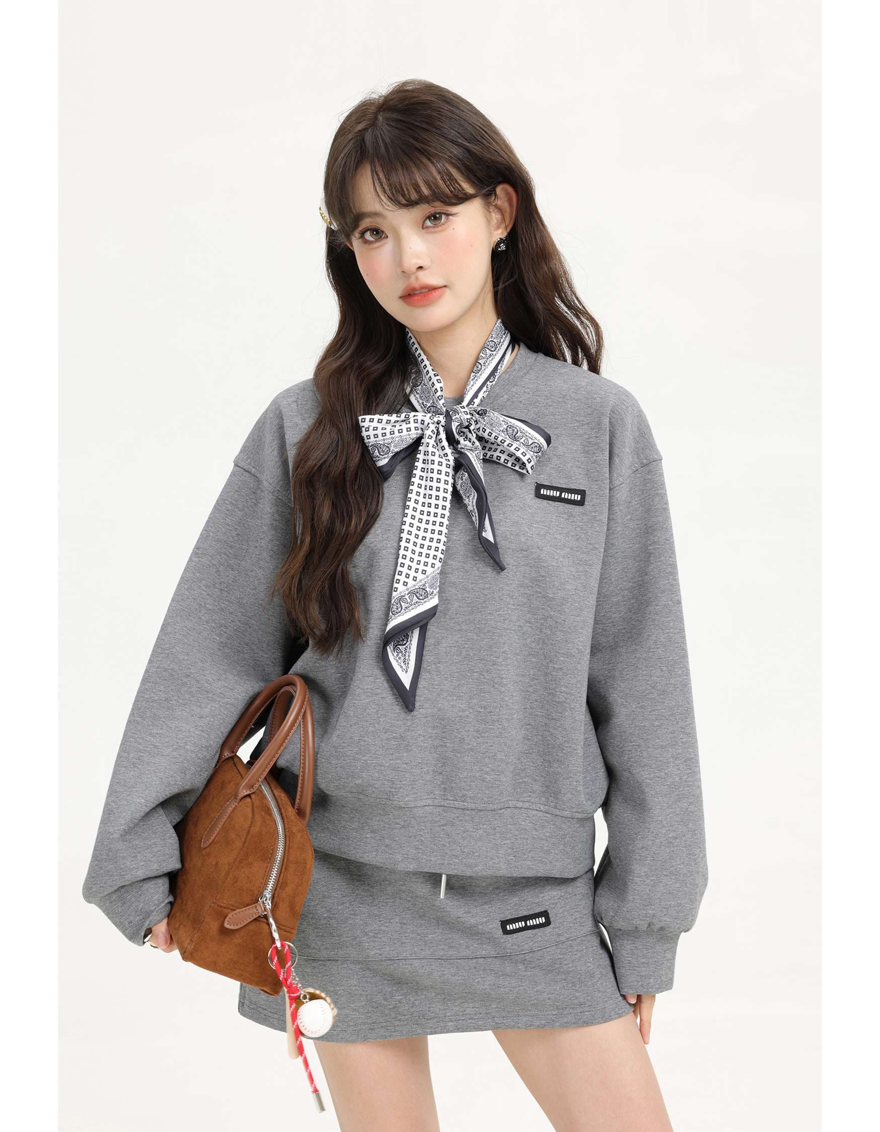 スカーフ付きスウェット＆ミニスカートセットアップ｜デート服