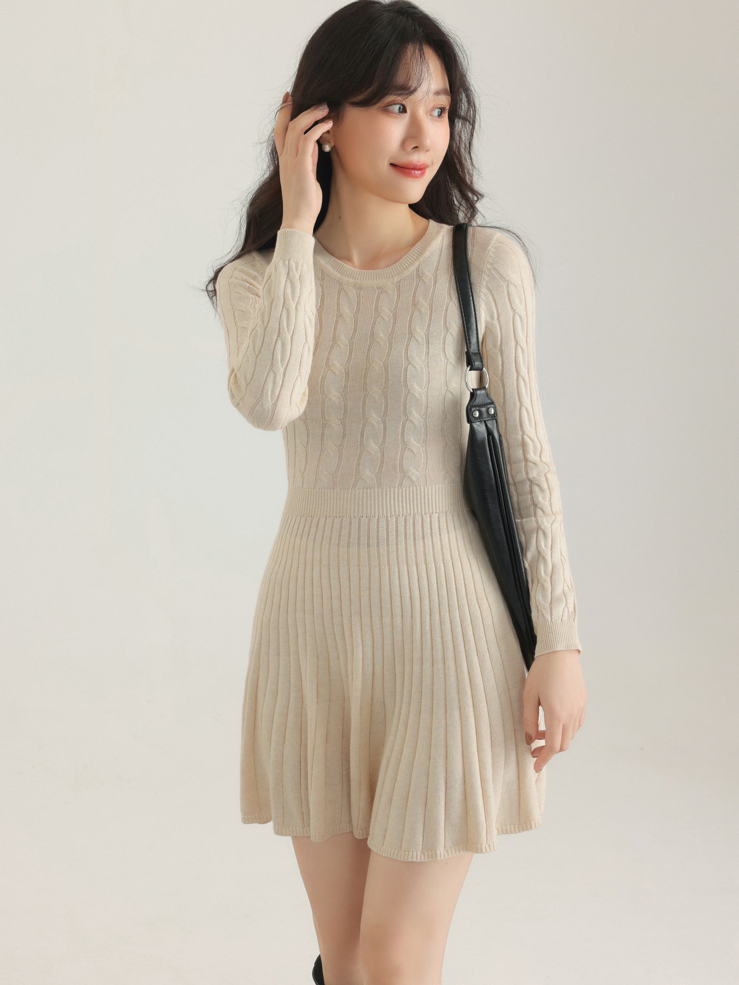 フィット＆フレアニットワンピース｜デート服