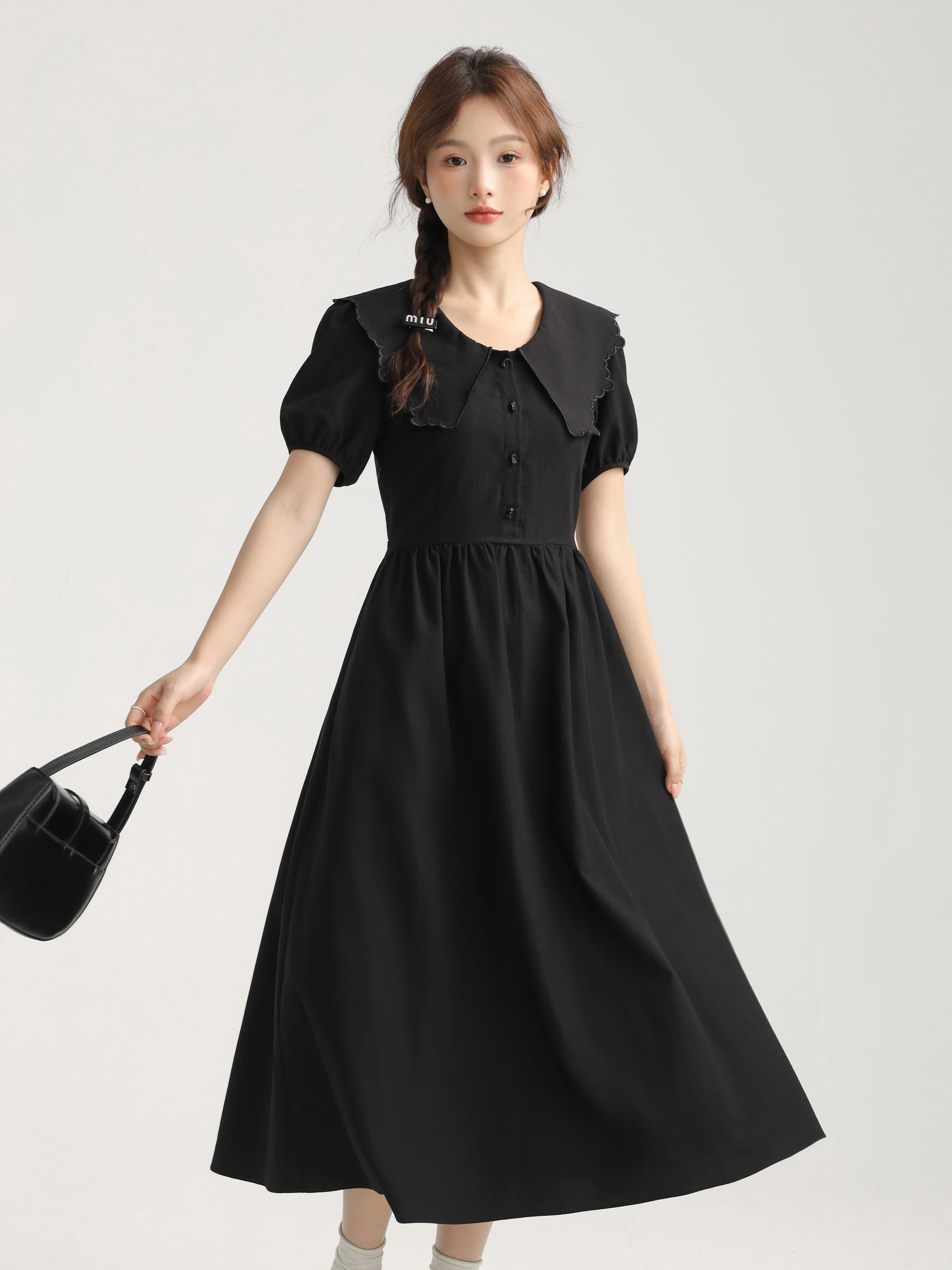 スカラップ襟のブラックワンピース｜デート服