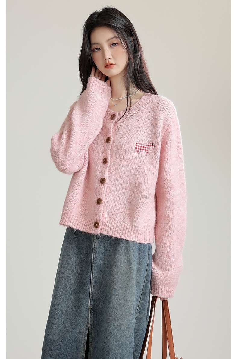 カジュアルな抜け感を叶える、ワンポイントカーディガン｜デート服