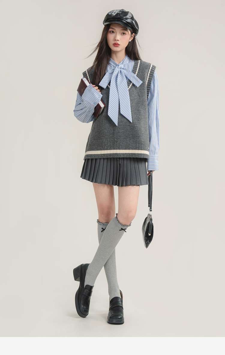 Vネックラインリブニットベスト｜デート服