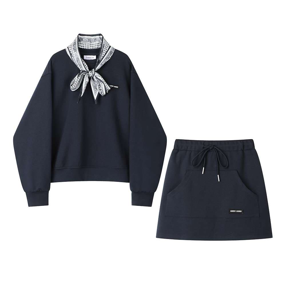 スカーフ付きスウェット＆ミニスカートセットアップ｜デート服