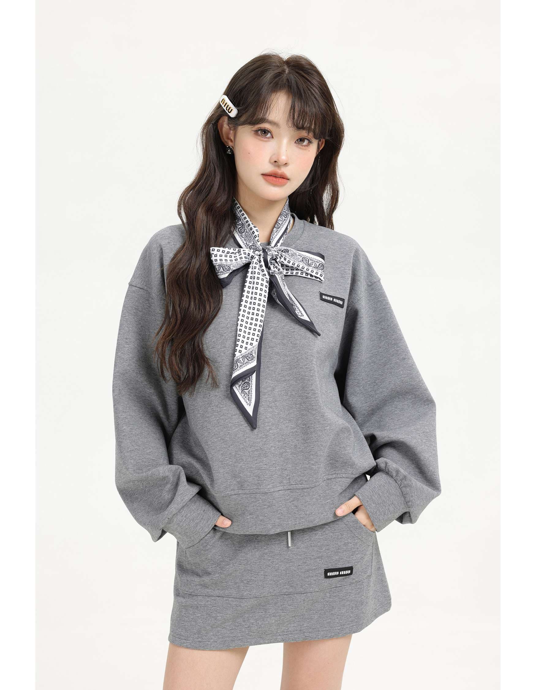 スカーフ付きスウェット＆ミニスカートセットアップ｜デート服