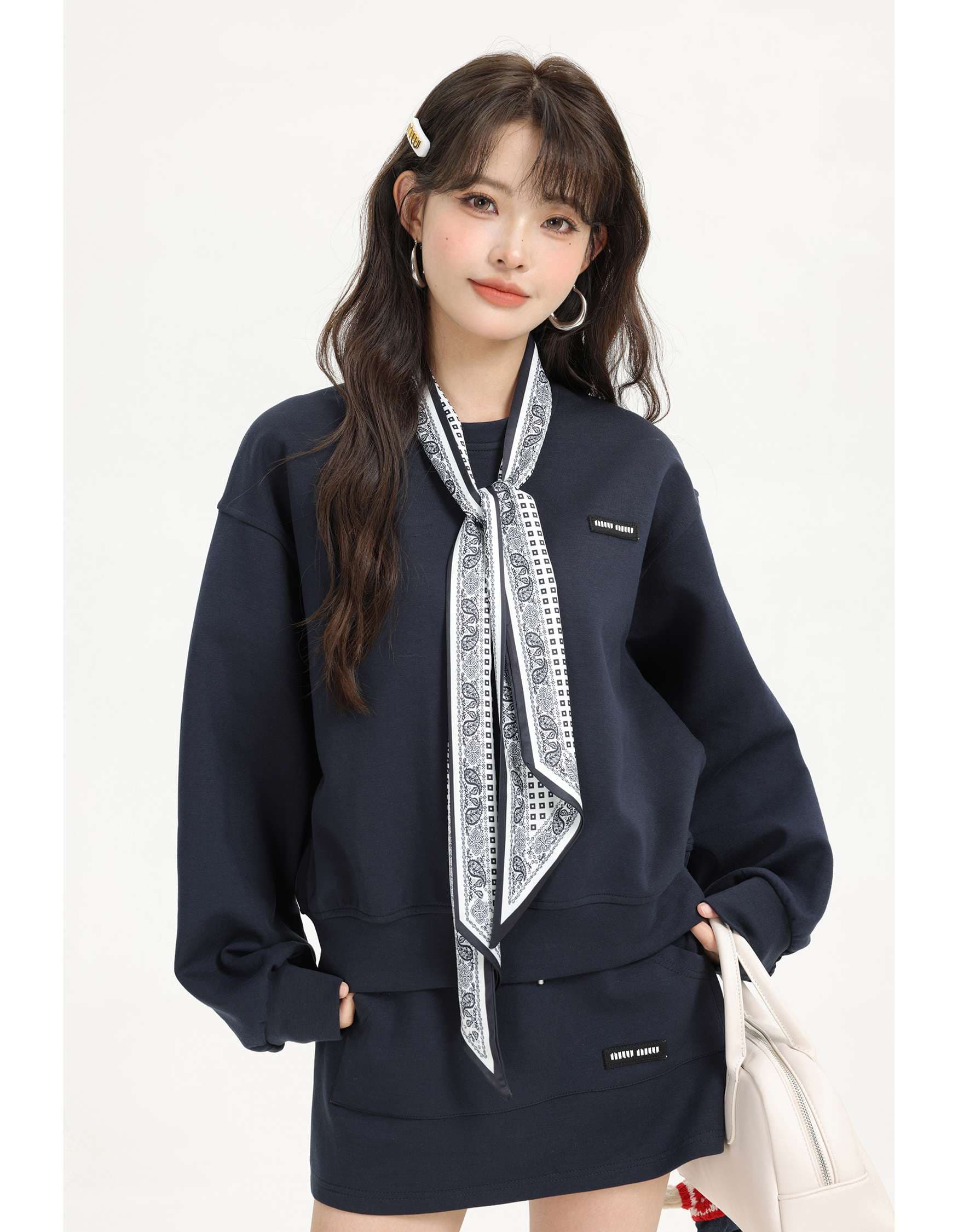 スカーフ付きスウェット＆ミニスカートセットアップ｜デート服