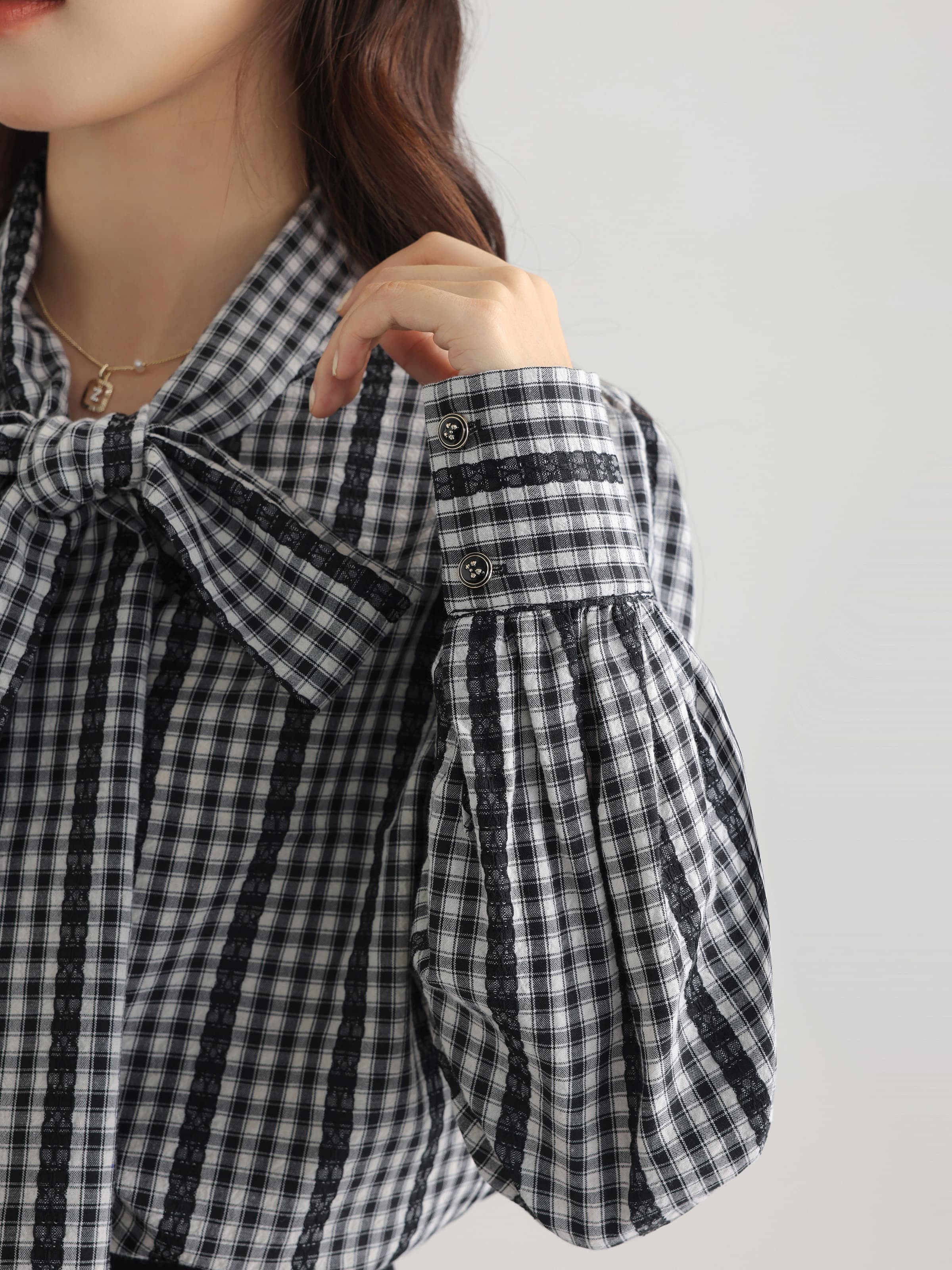 きれいめにもカジュアルにも映える、ギンガムチェックボウタイブラウス｜デート服