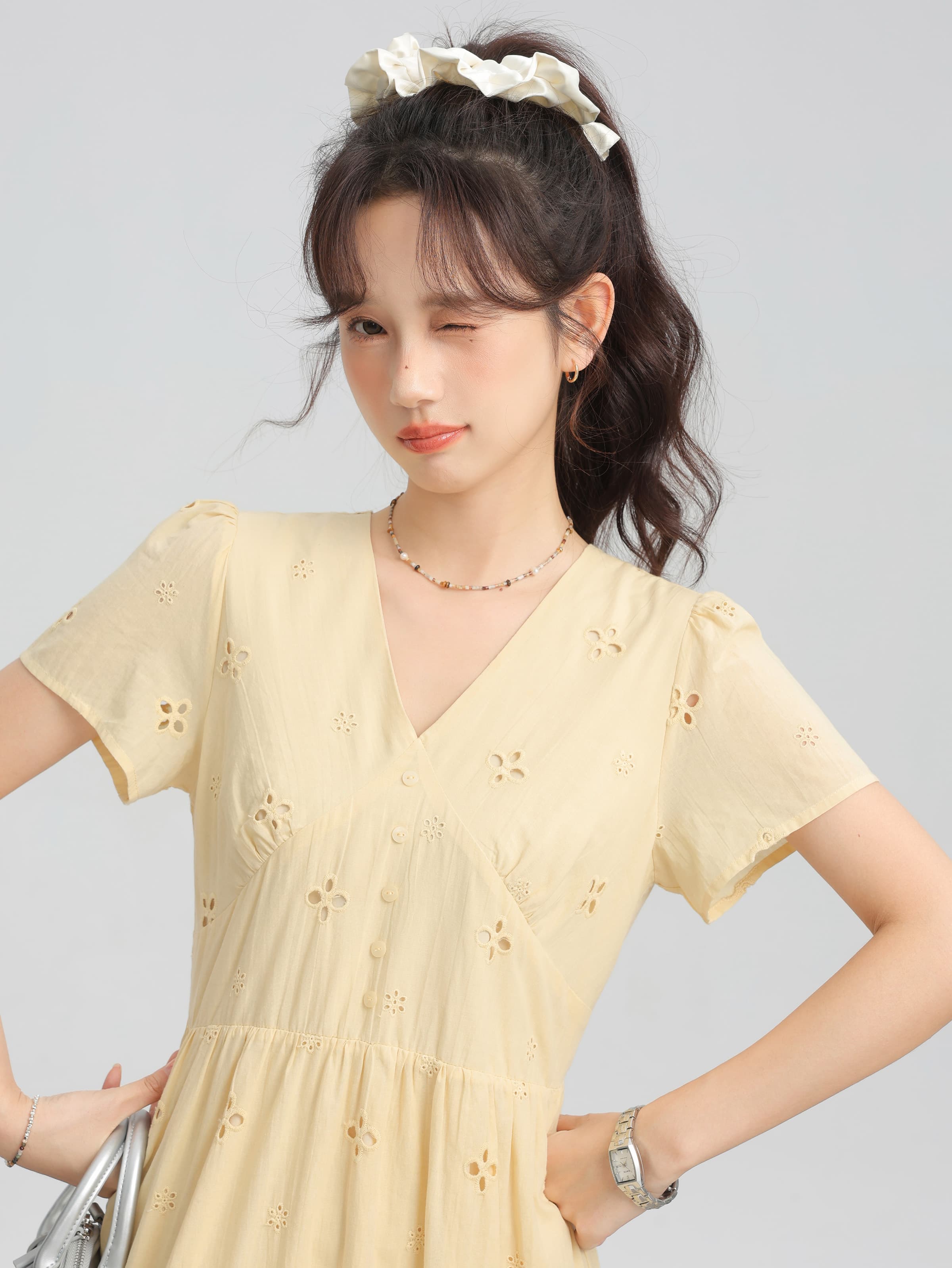 カットワークレースVネックワンピース｜デート服