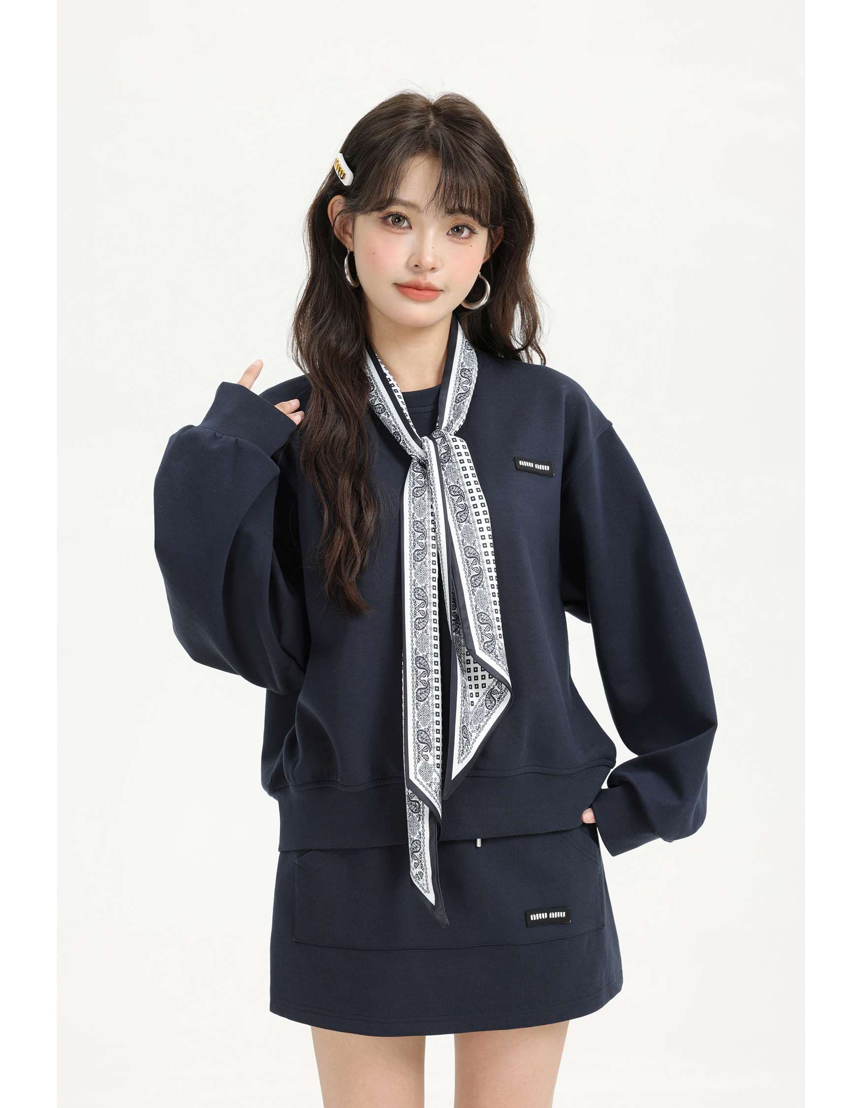スカーフ付きスウェット＆ミニスカートセットアップ｜デート服