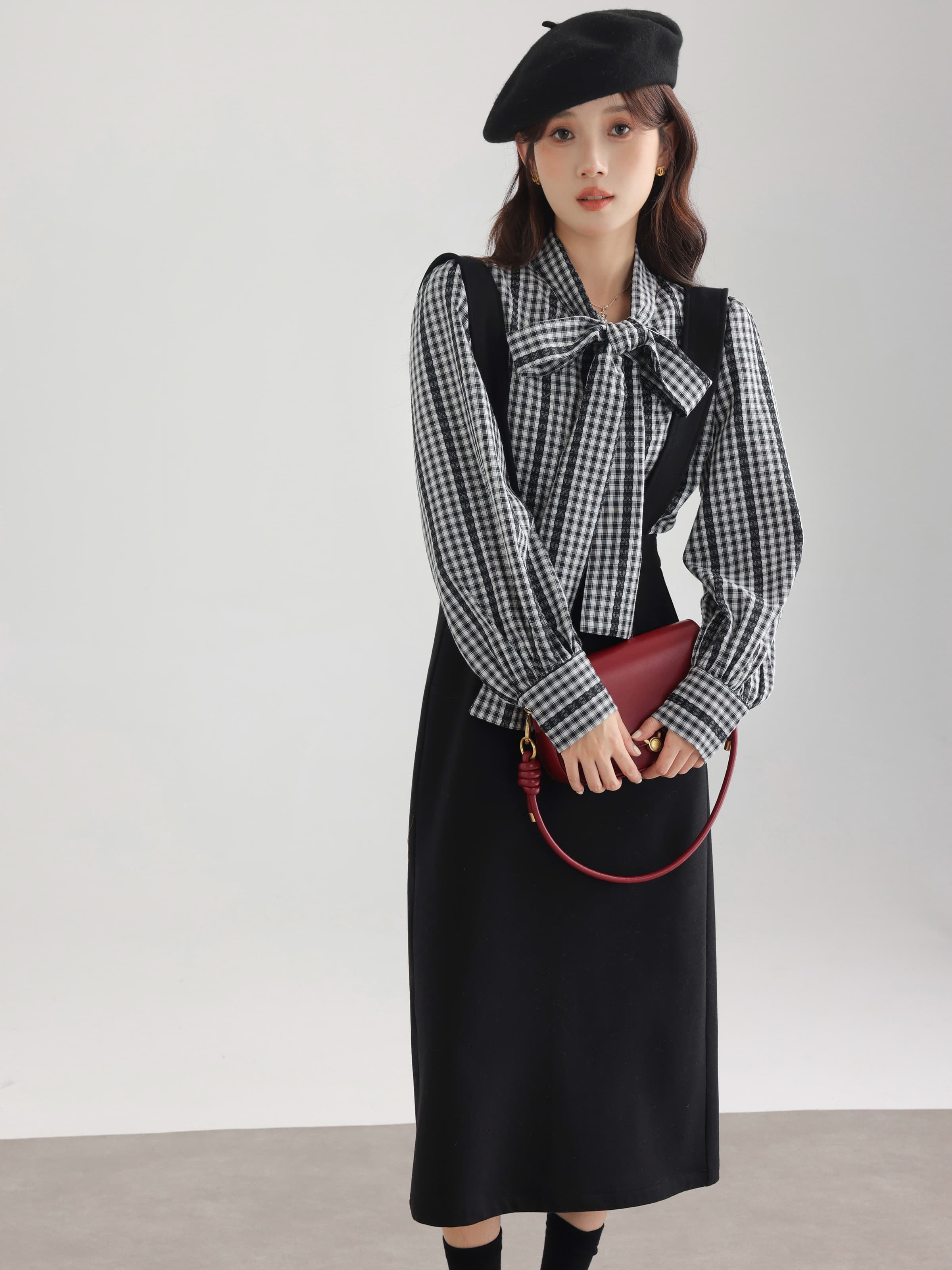 きれいめにもカジュアルにも映える、ギンガムチェックボウタイブラウス｜デート服