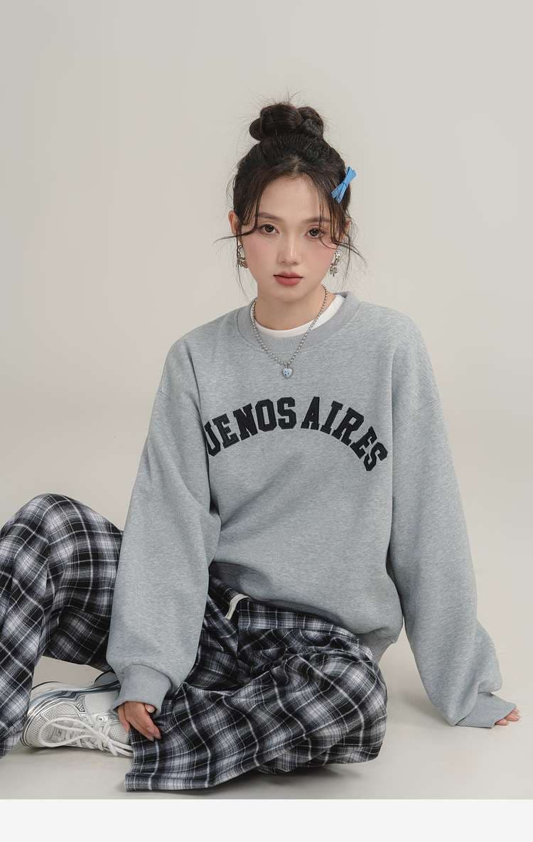 ロゴ刺繍スウェット｜デート服