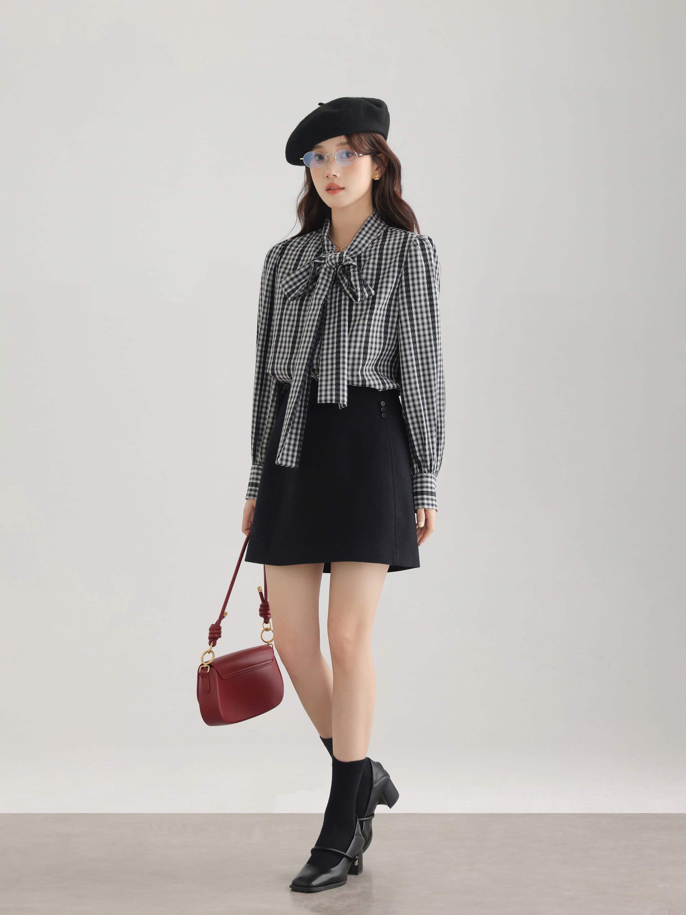 きれいめにもカジュアルにも映える、ギンガムチェックボウタイブラウス｜デート服