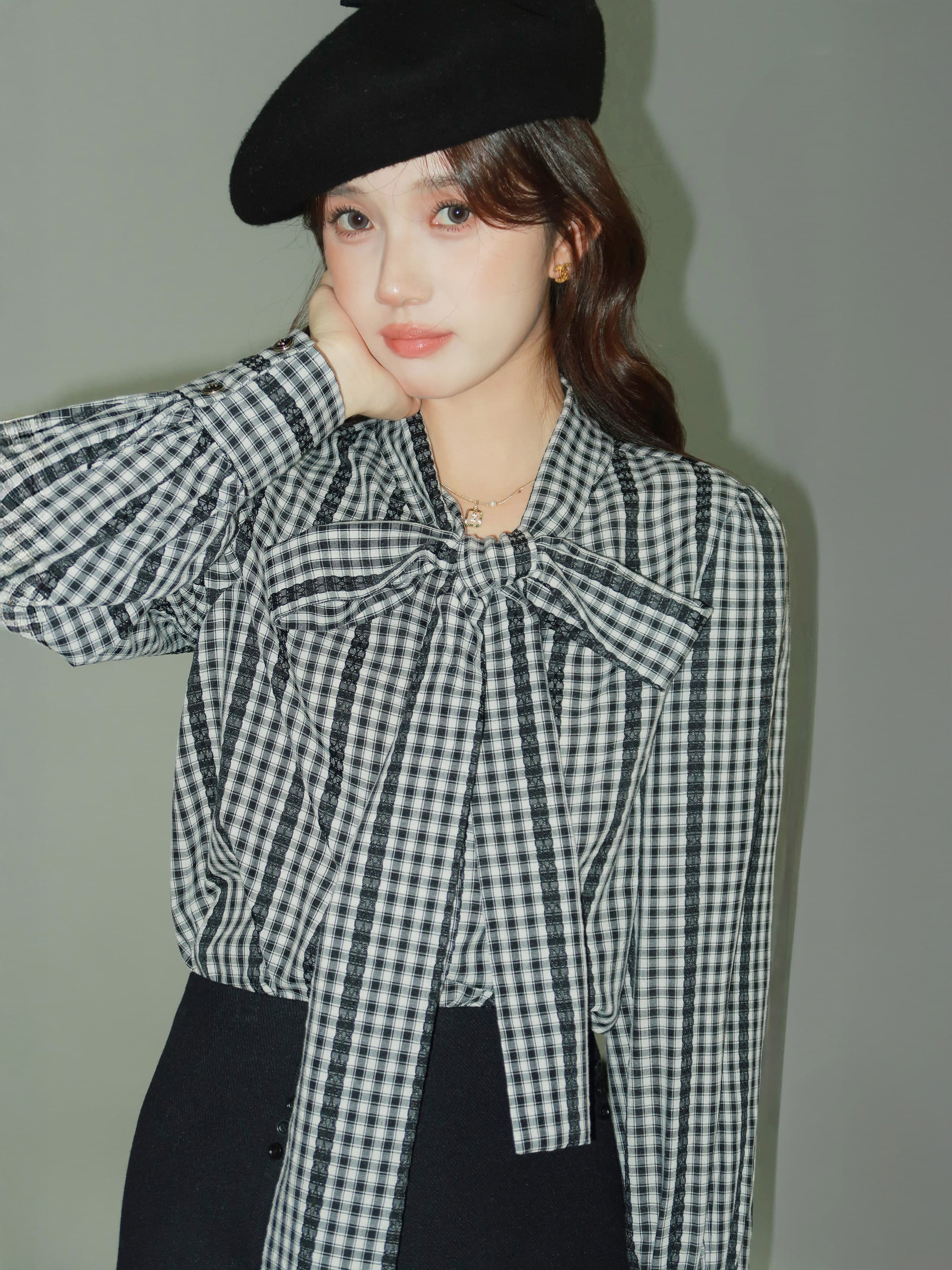 きれいめにもカジュアルにも映える、ギンガムチェックボウタイブラウス｜デート服