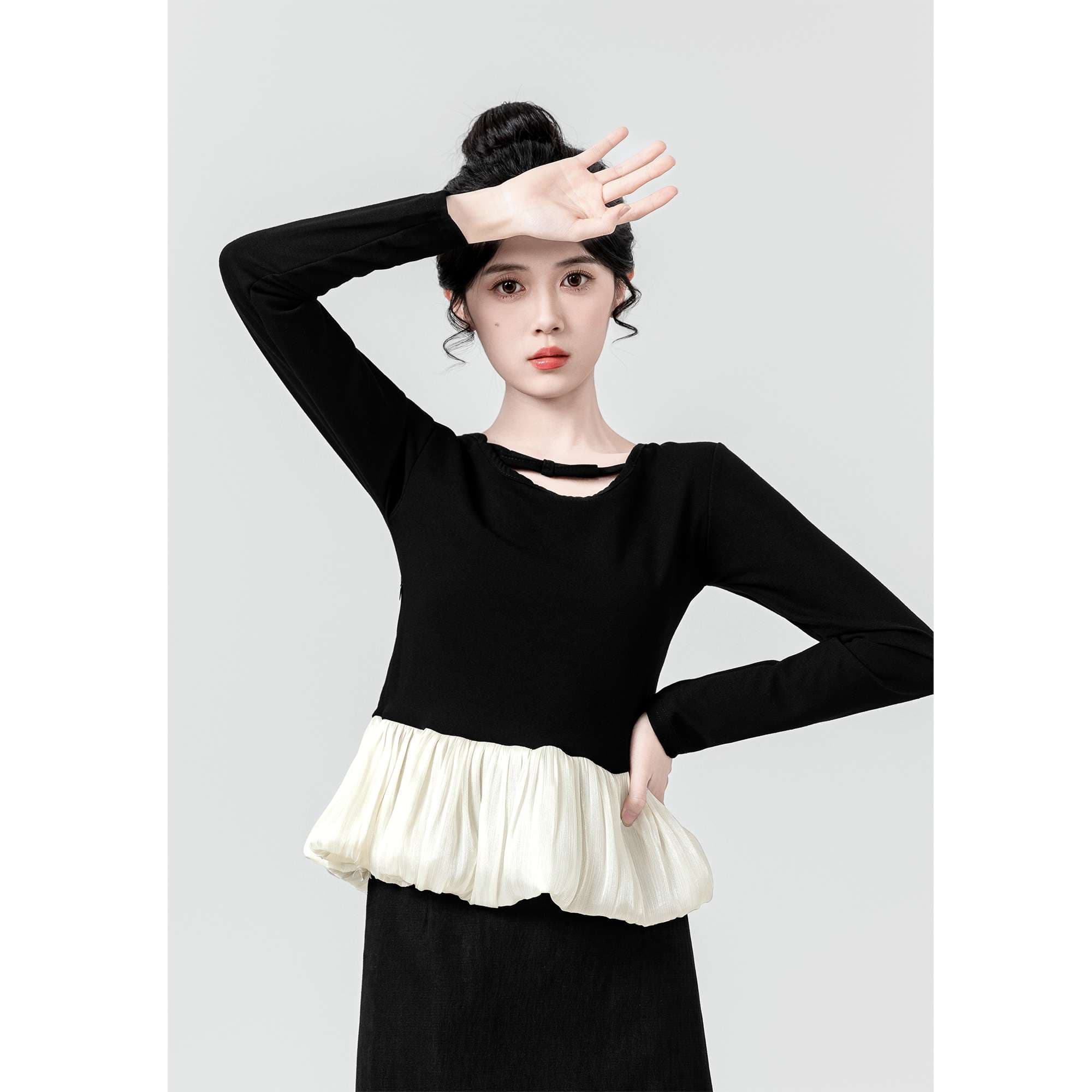 大人のきれいめカジュアルに映える、エレガントフリルトップス｜デート服