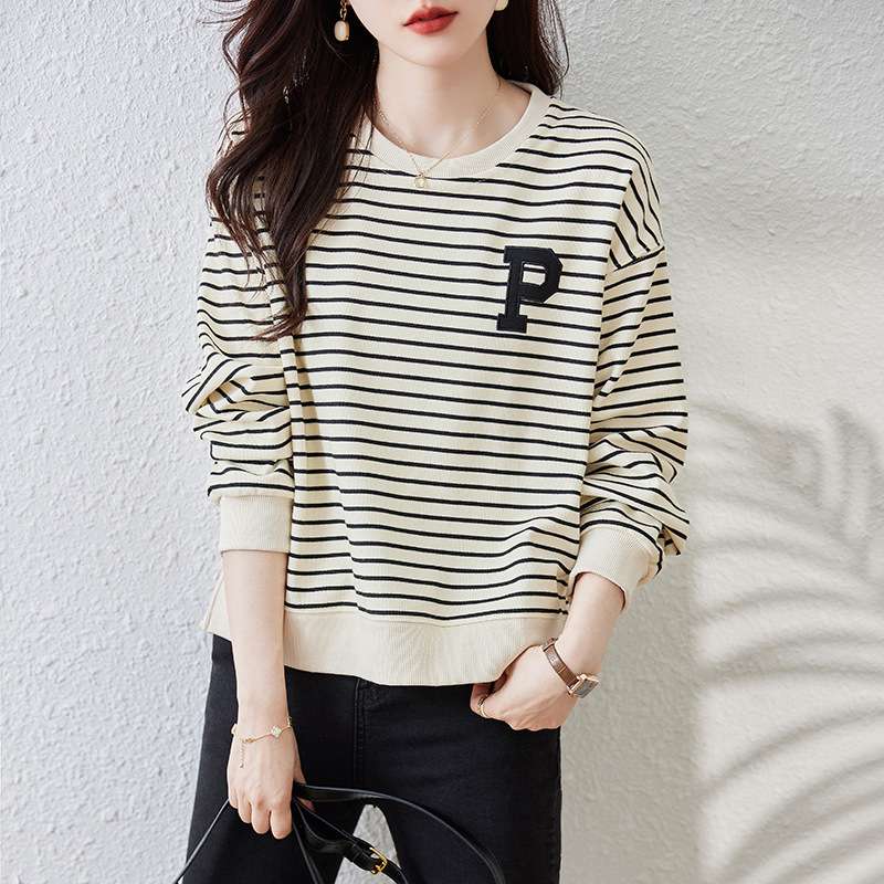 抜け感カジュアルが叶う、ボーダー柄カレッジスウェット｜デート服