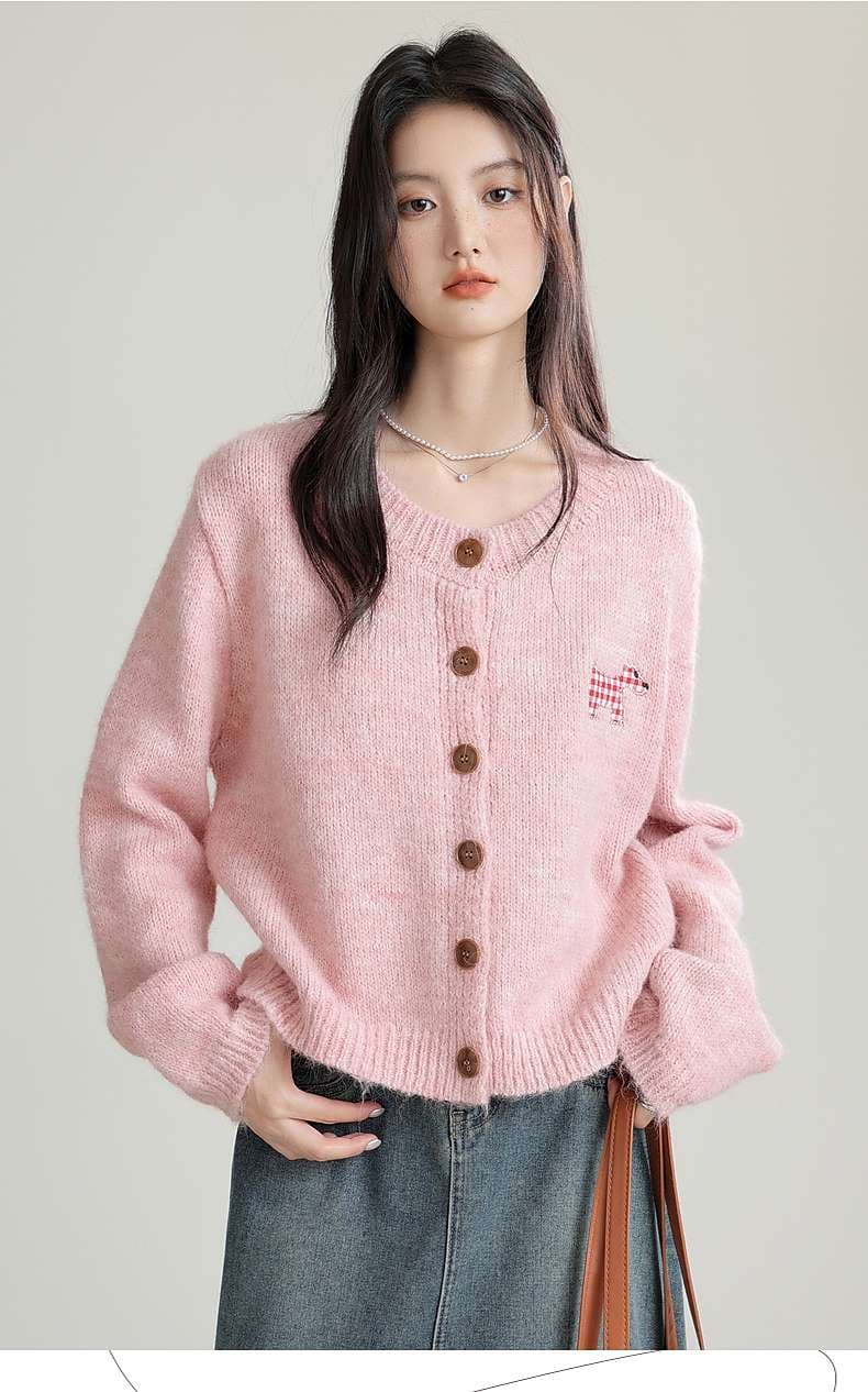 カジュアルな抜け感を叶える、ワンポイントカーディガン｜デート服