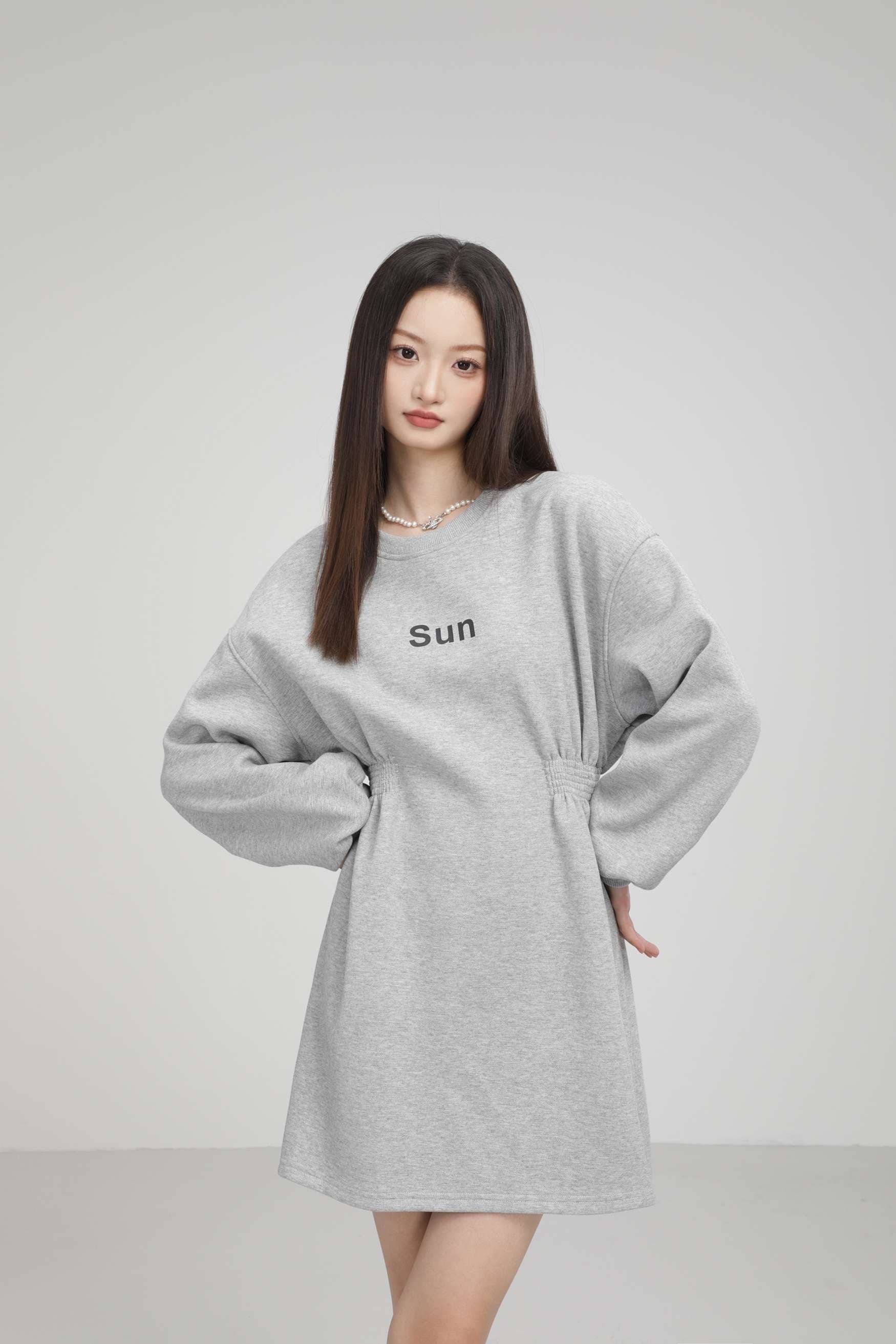 ロゴプリントスウェットワンピース｜デート服