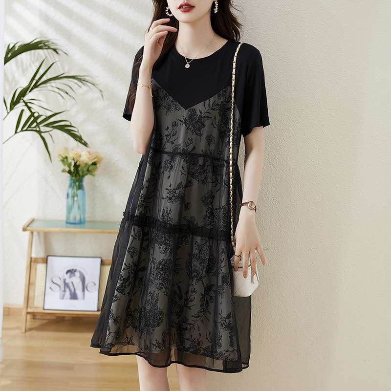 透け感と花柄で魅せる、ドルマンスリーブ重ね着風ワンピース｜デート服