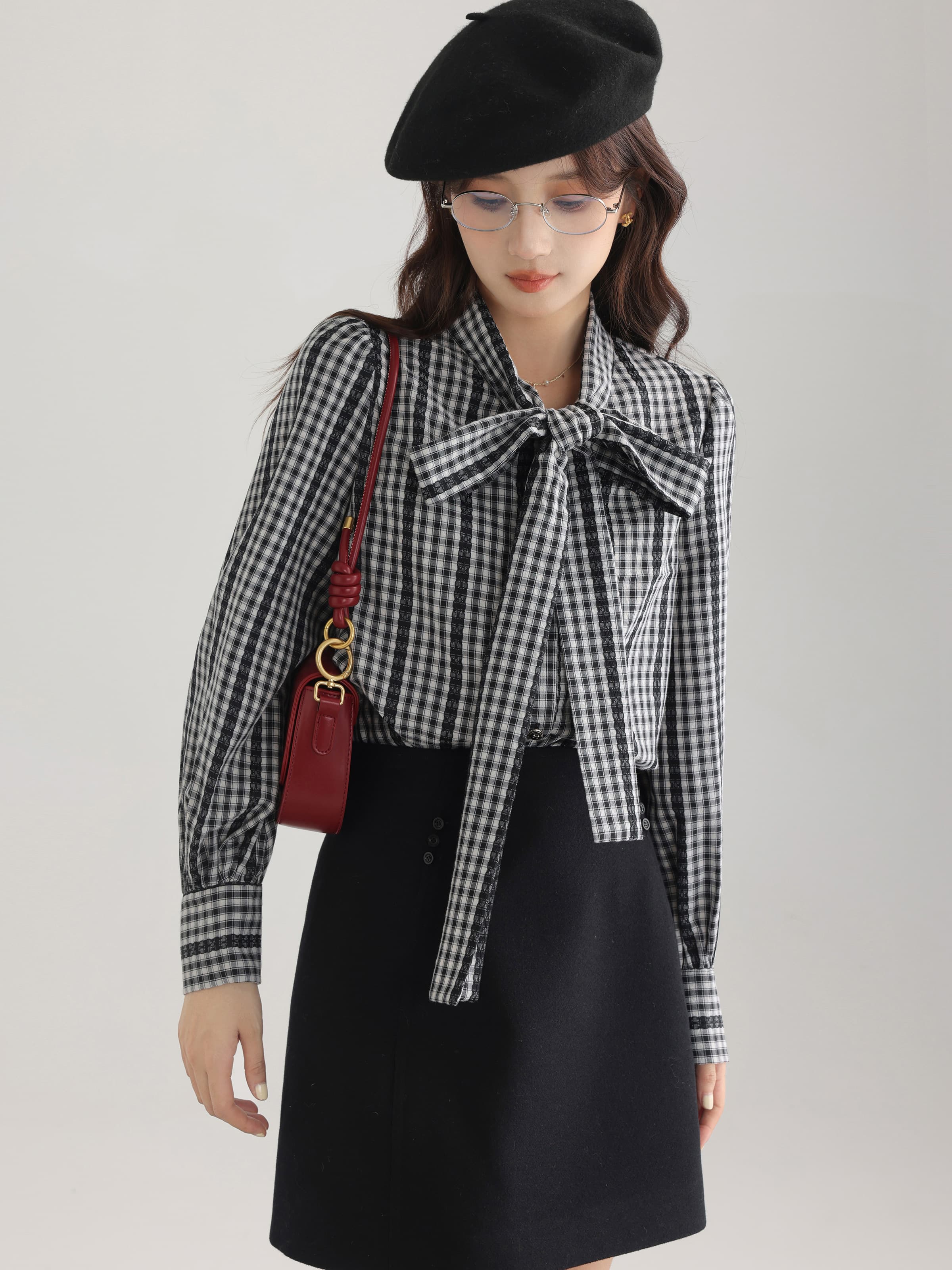 きれいめにもカジュアルにも映える、ギンガムチェックボウタイブラウス｜デート服