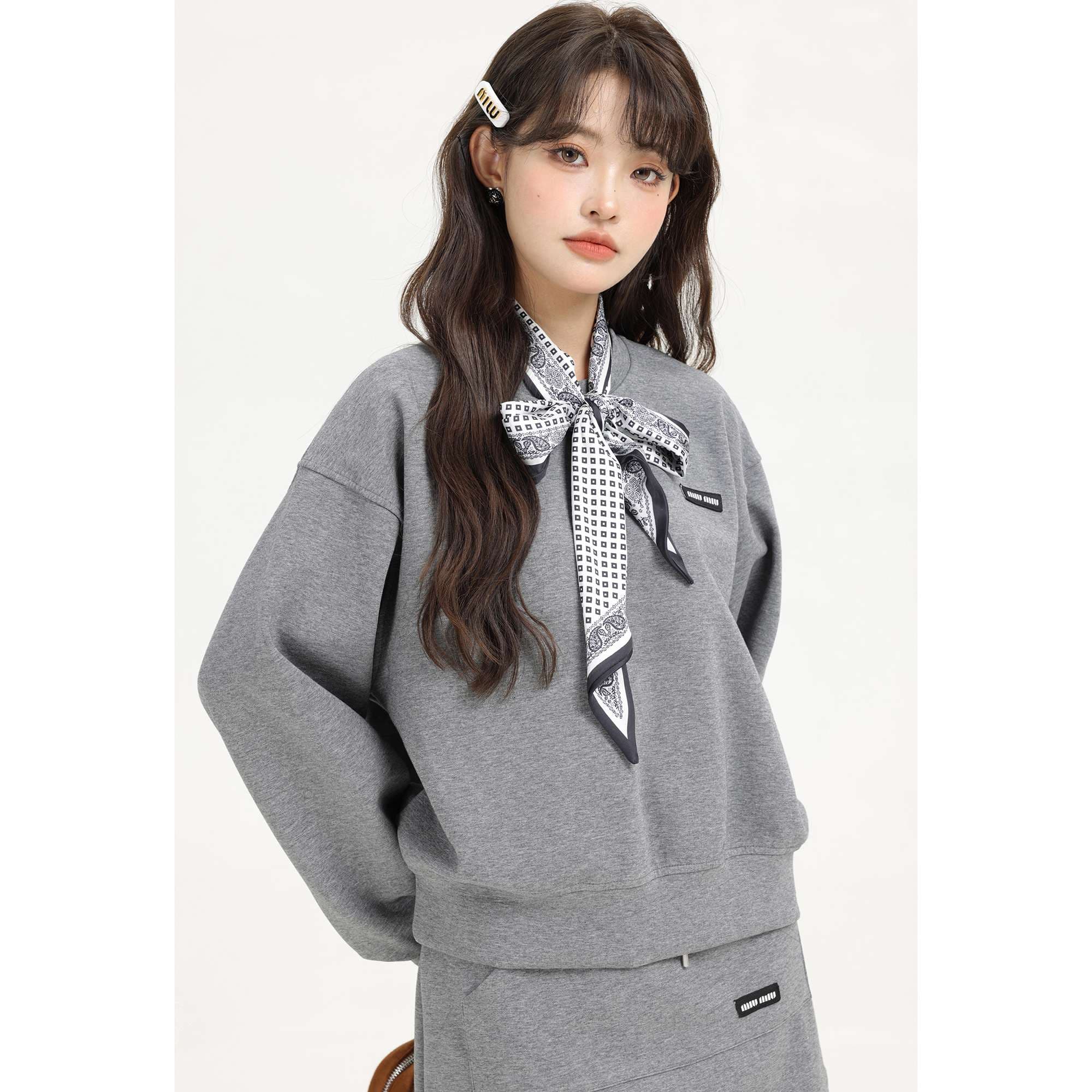 スカーフ付きスウェット＆ミニスカートセットアップ｜デート服