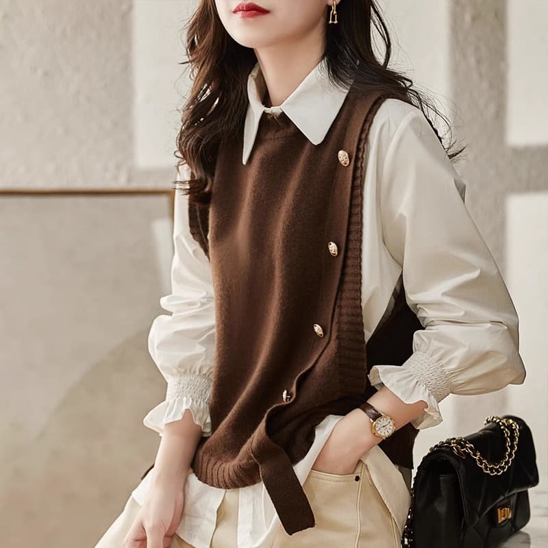 オンもオフも着回せる、ニットベスト×シャツセット｜デート服