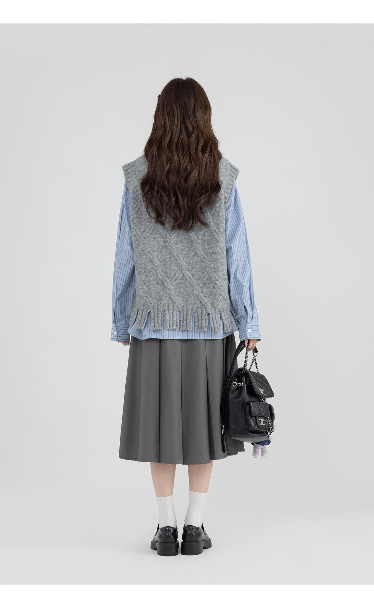 重ね着でこなれ見え！フリンジベスト＋ストライプシャツ＋プリーツスカート｜デート服