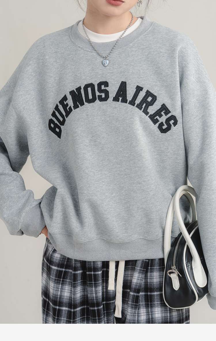 ロゴ刺繍スウェット｜デート服