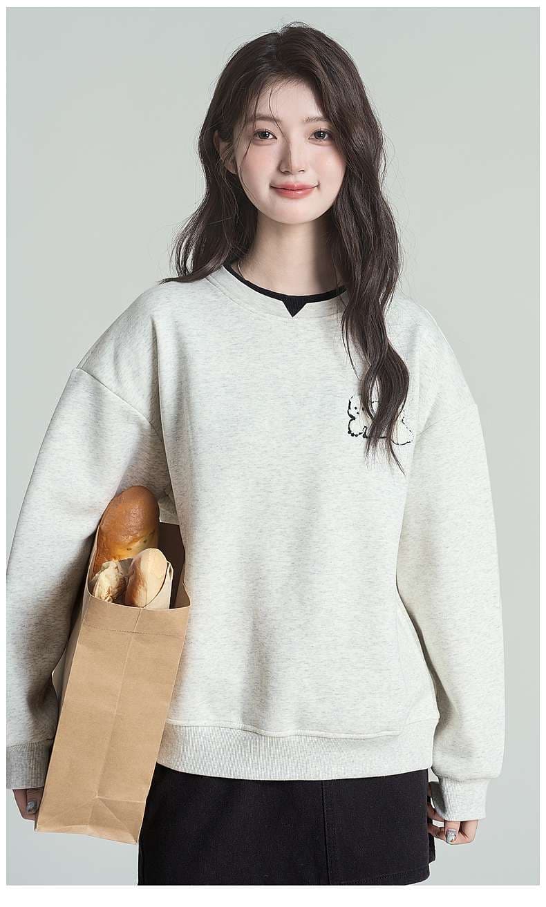 愛らしさをさりげなく添える、動物刺繍入りゆったりスウェット｜デート服