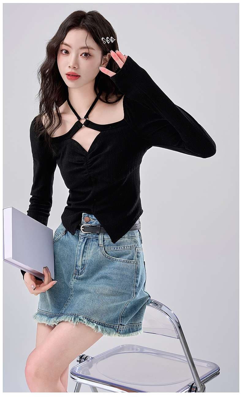 ボディラインを美しく魅せる、ホルターネックニットトップス｜デート服