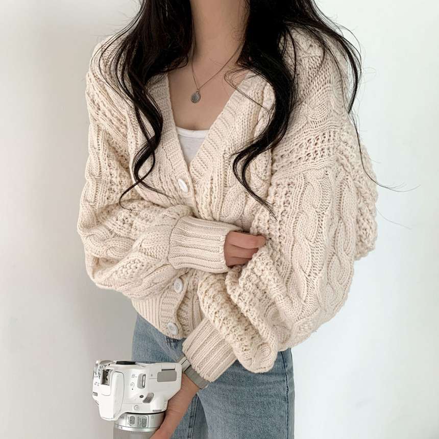 ケーブル編みカーディガン｜デート服