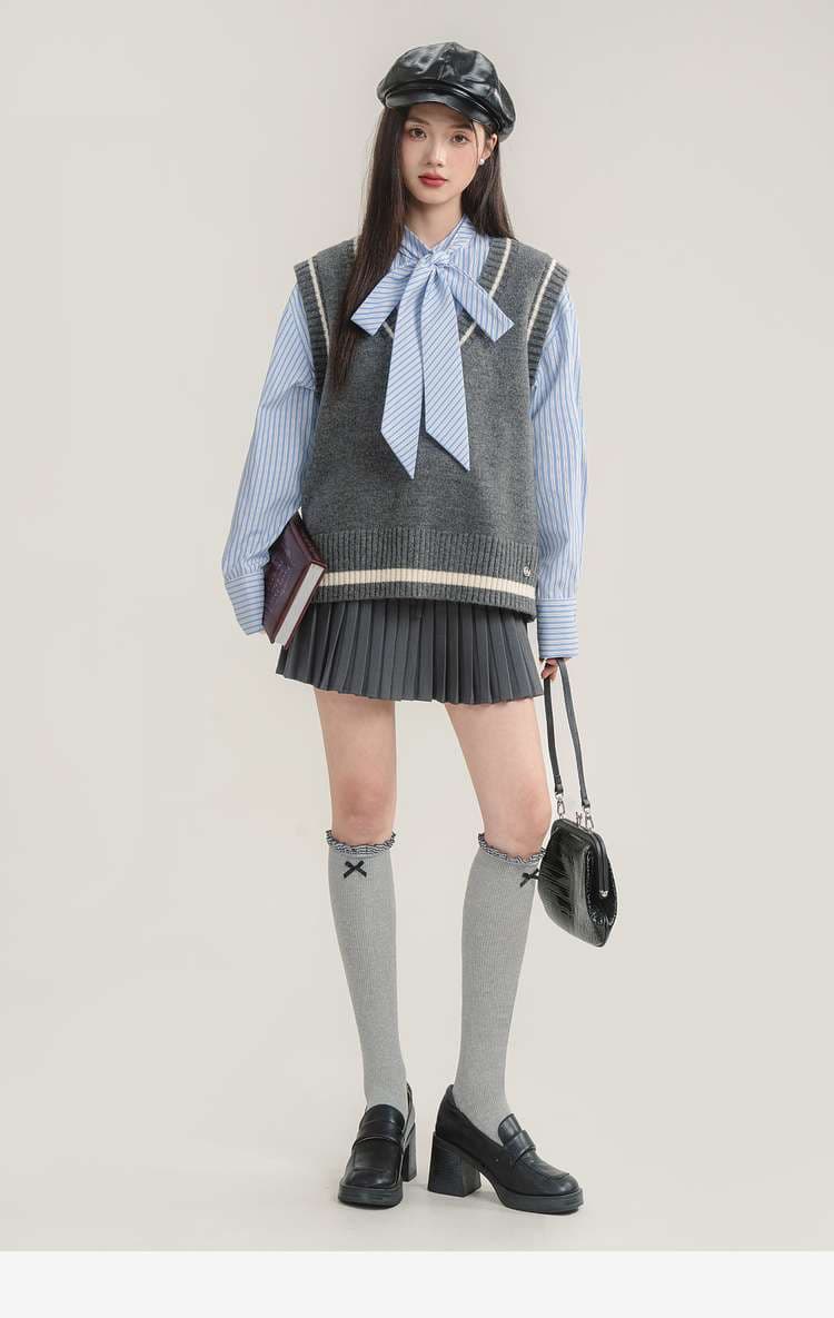 Vネックラインリブニットベスト｜デート服