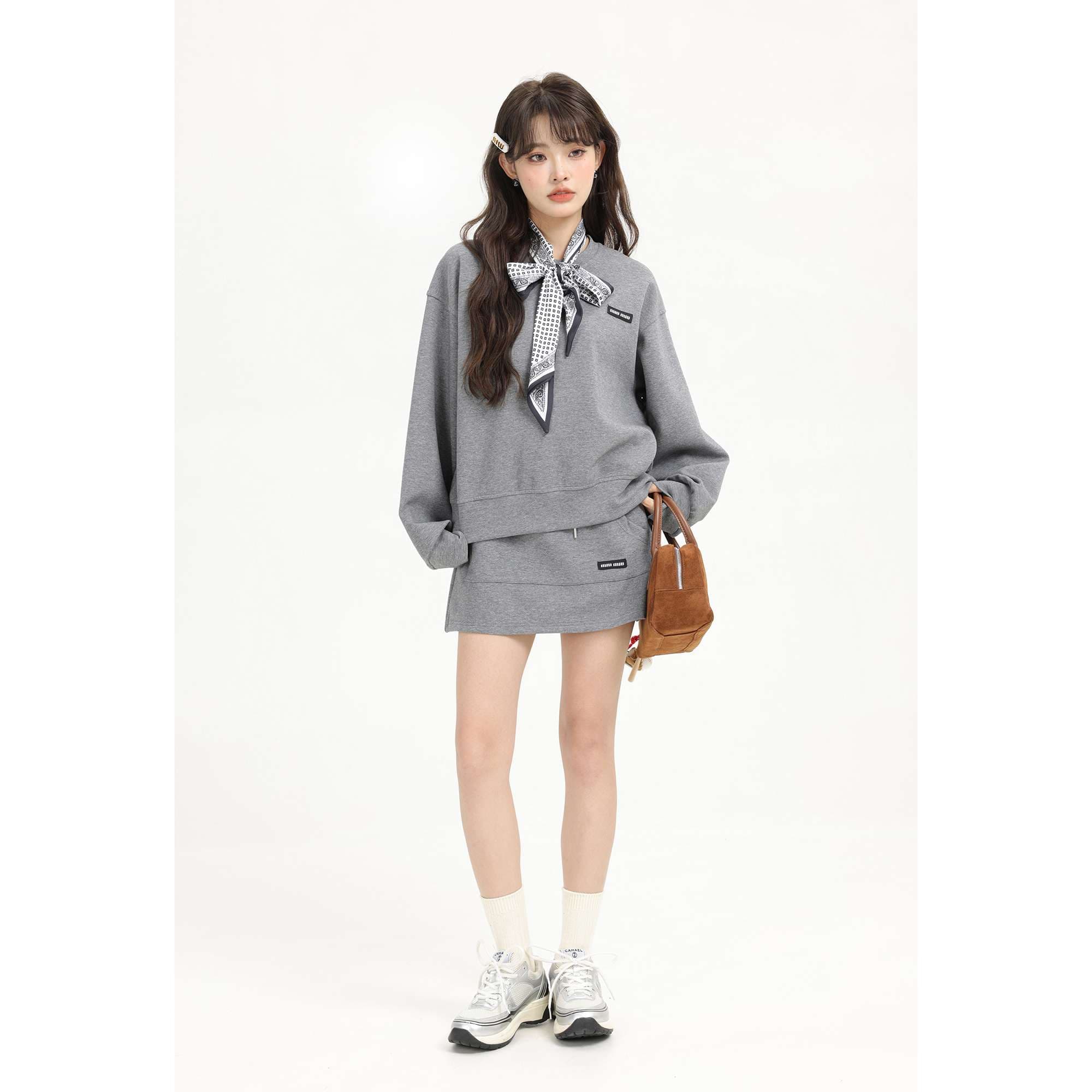 スカーフ付きスウェット＆ミニスカートセットアップ｜デート服