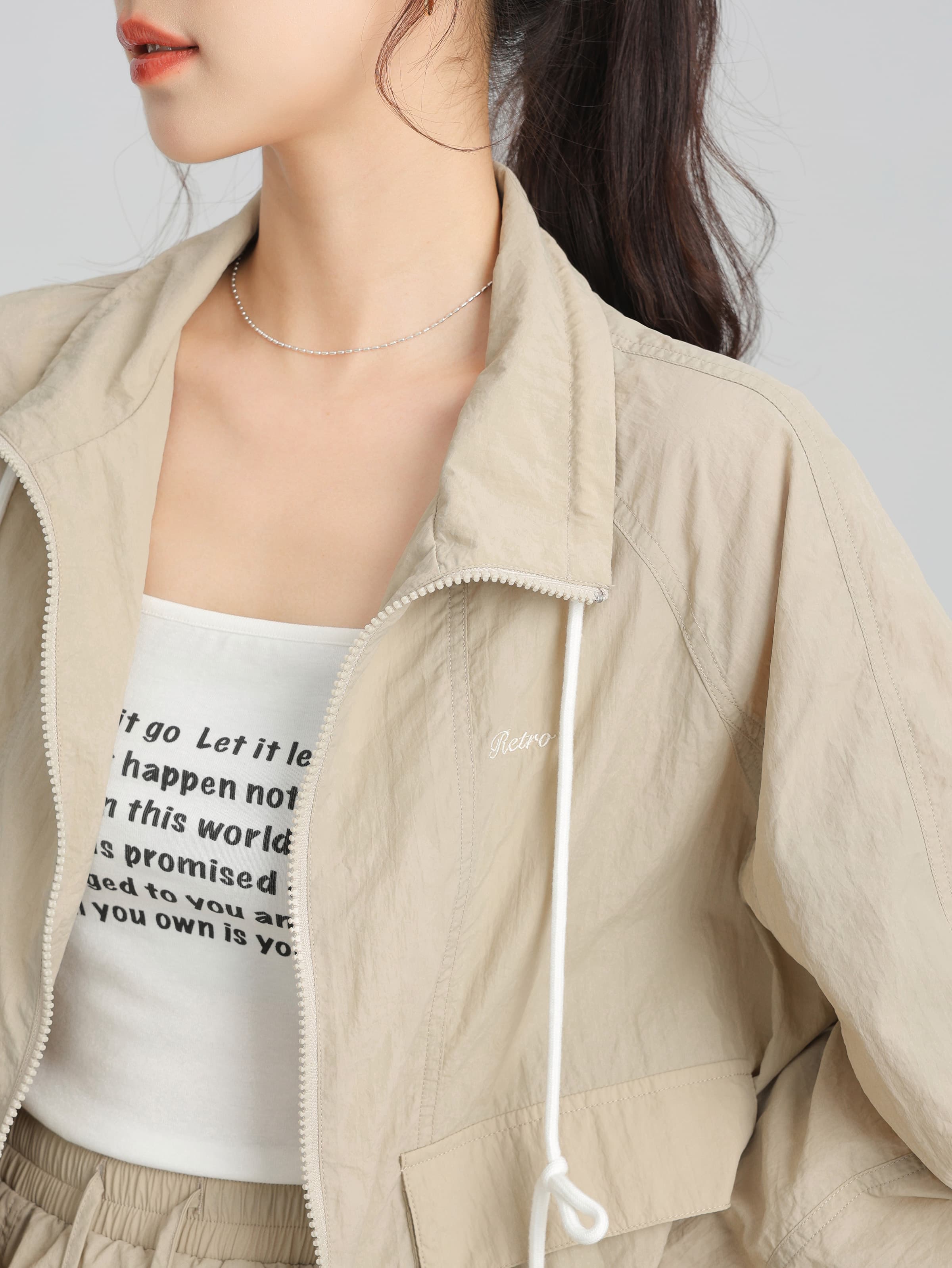 ライトジャケット・ロングスカート・ロゴキャミソール｜デート服
