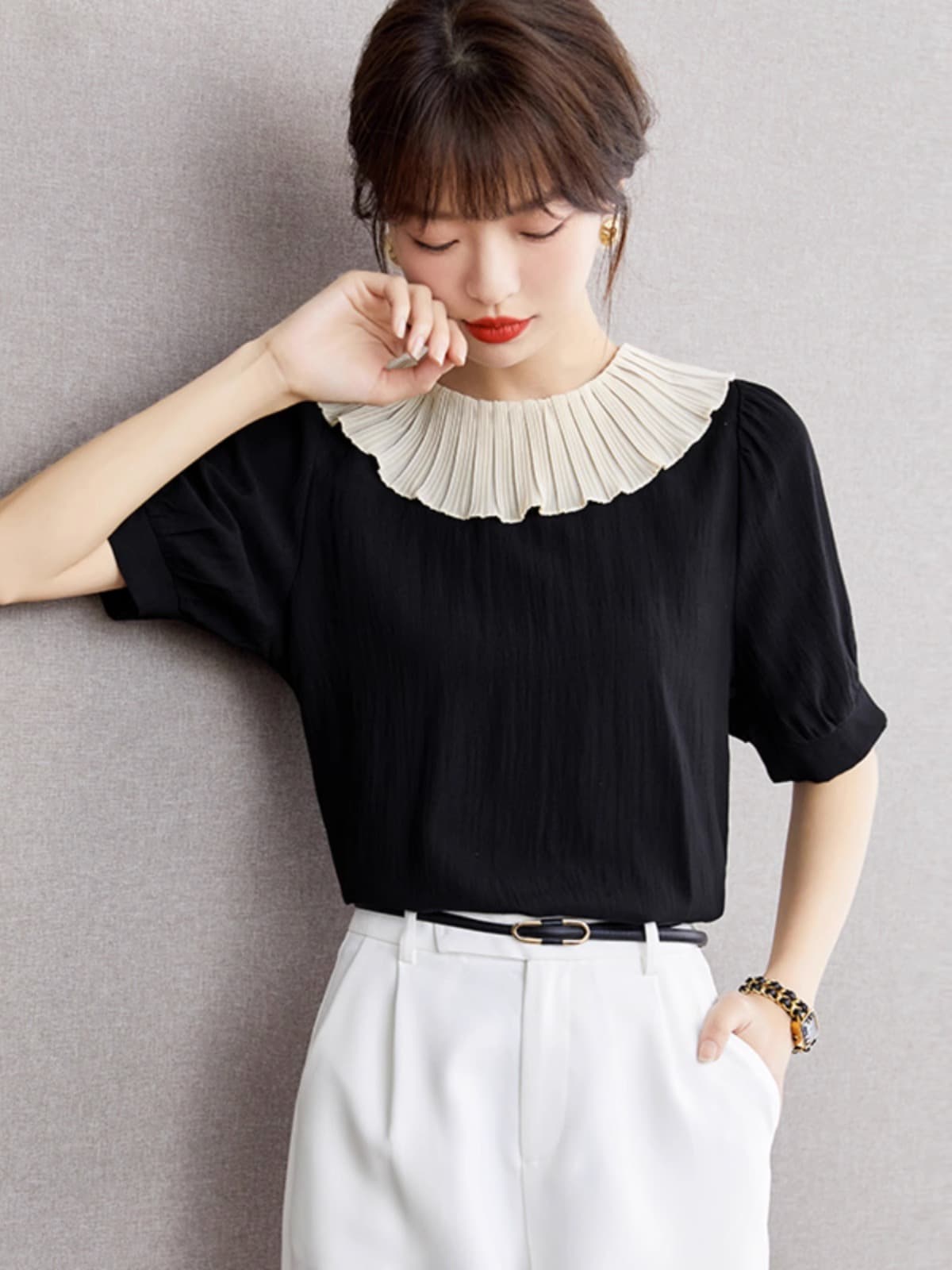 大人の可憐さを引き出す、プリーツフリルカラーブラウス｜デート服