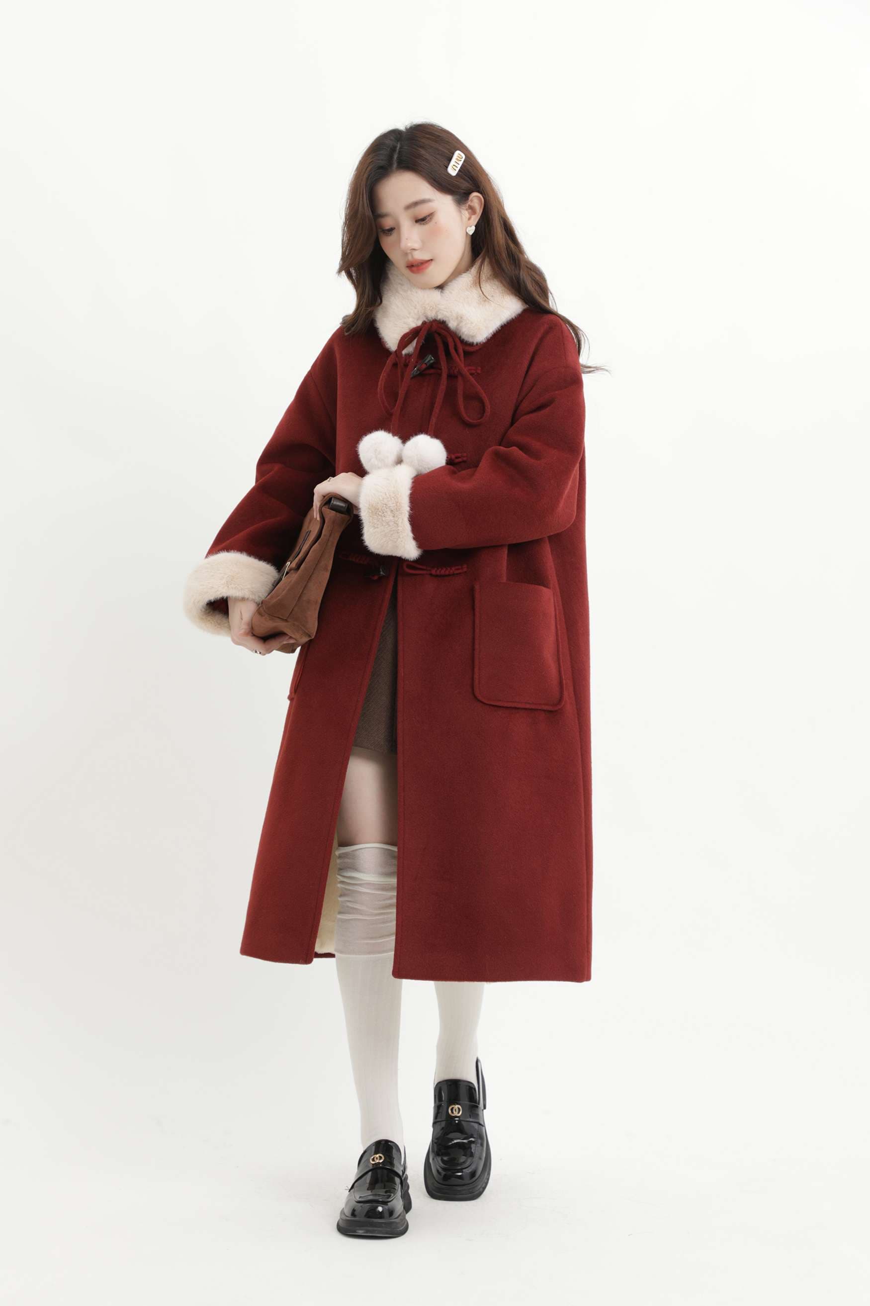 フェイクファーポンポン付きロングコート｜デート服