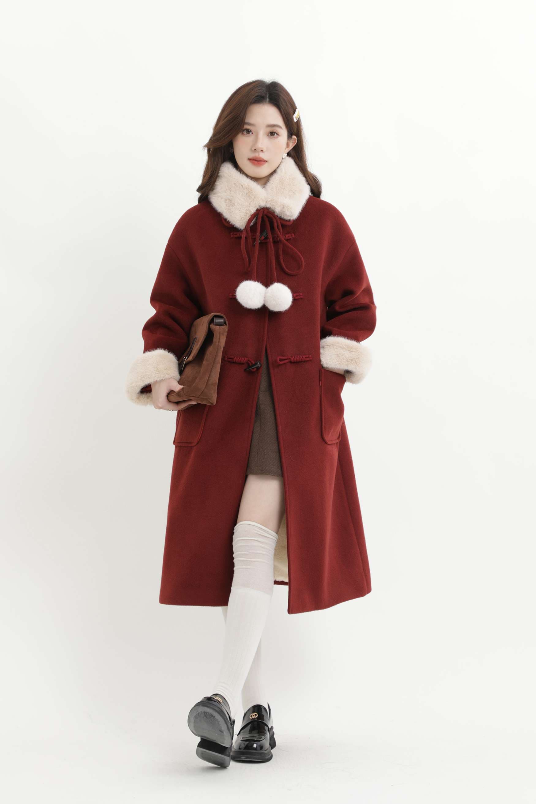 フェイクファーポンポン付きロングコート｜デート服