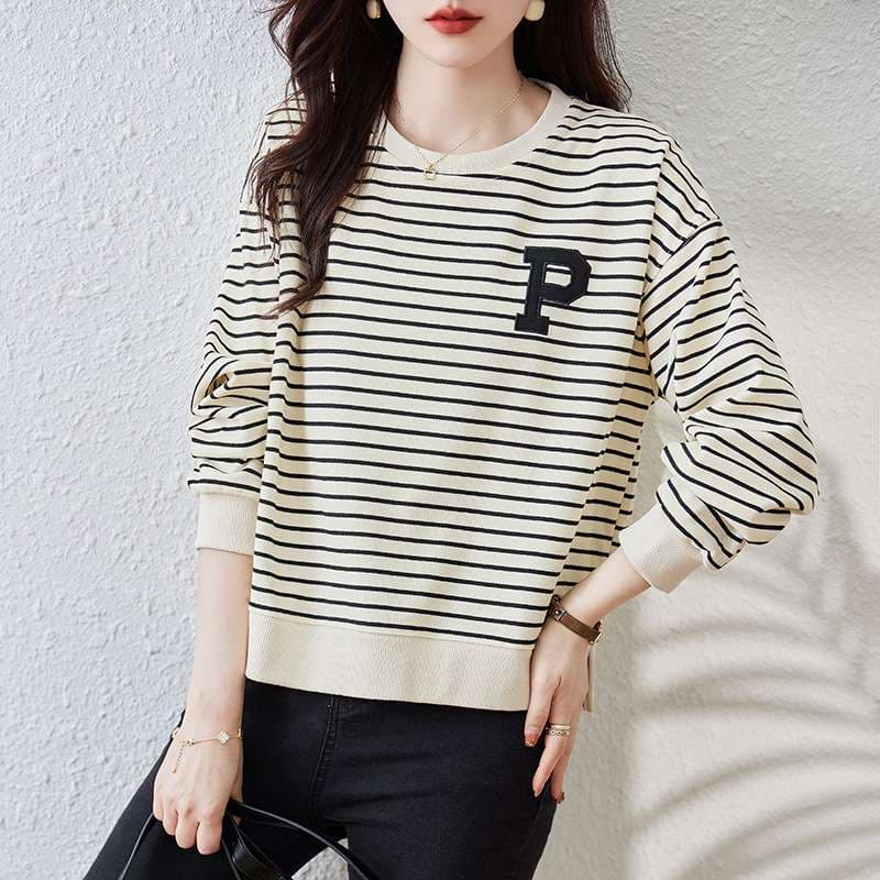 抜け感カジュアルが叶う、ボーダー柄カレッジスウェット｜デート服