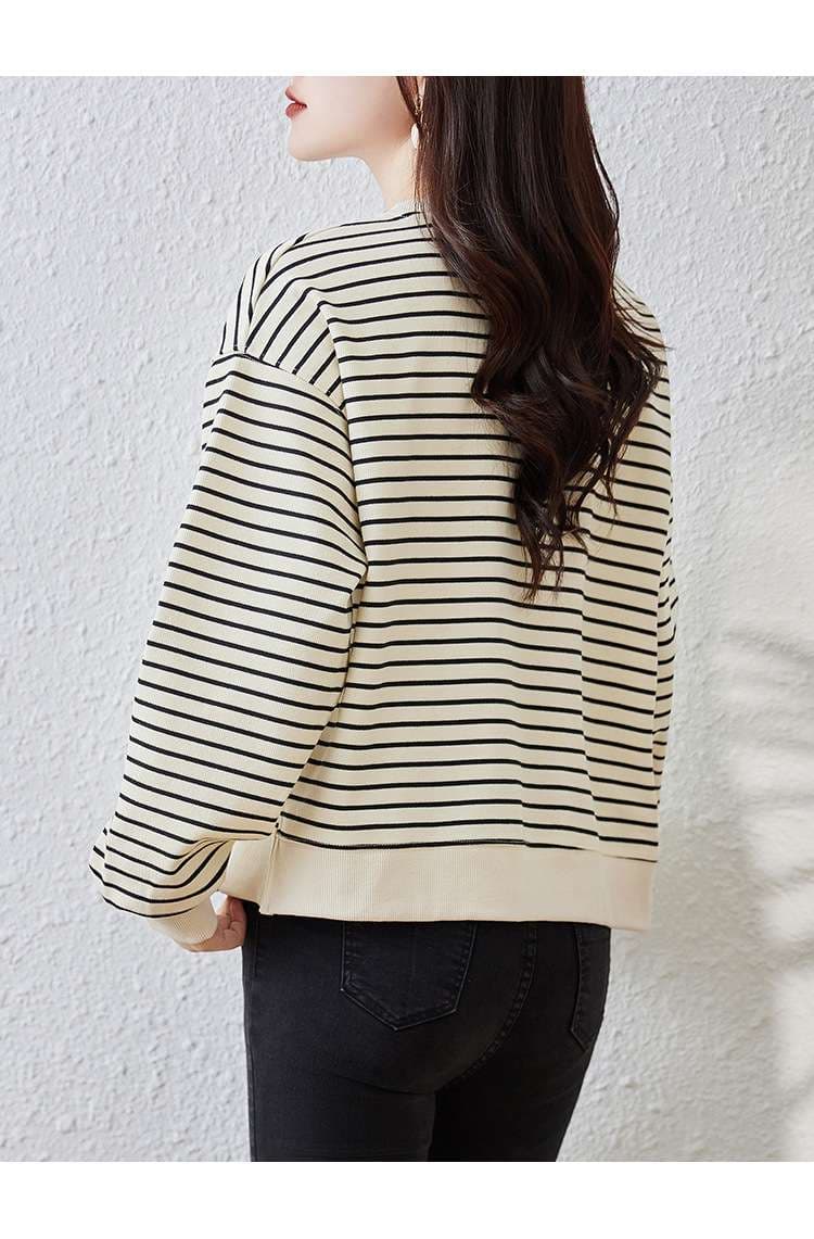 抜け感カジュアルが叶う、ボーダー柄カレッジスウェット｜デート服