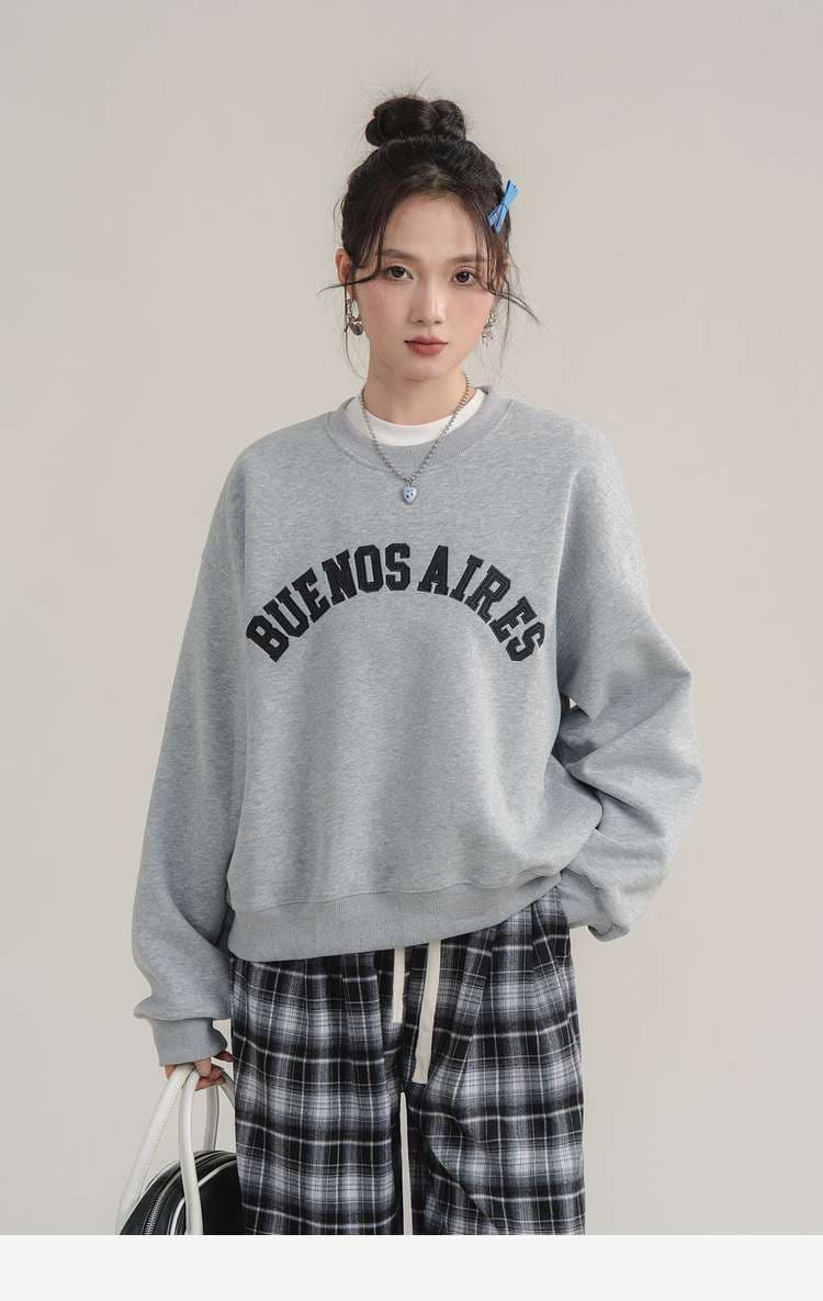 ロゴ刺繍スウェット｜デート服