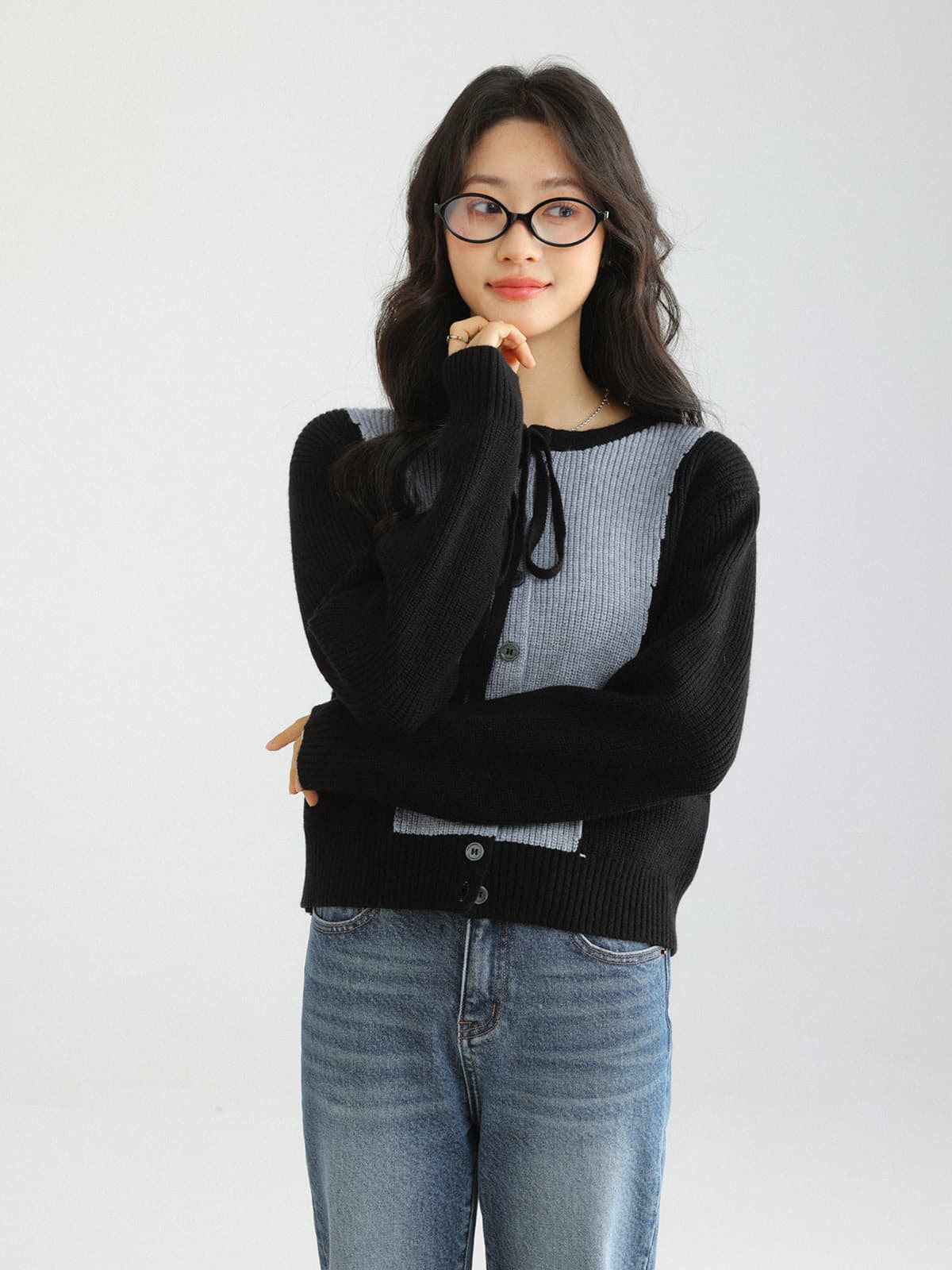 リボンで魅せる、大人可愛いバイカラーニットカーディガン｜デート服