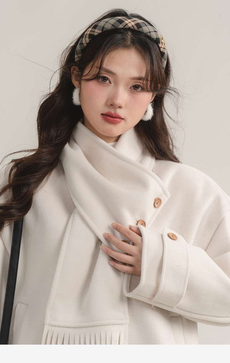 マフラー付きショートコート｜デート服