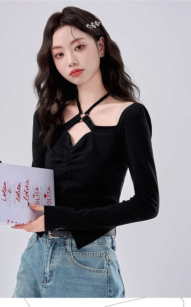 ボディラインを美しく魅せる、ホルターネックニットトップス｜デート服