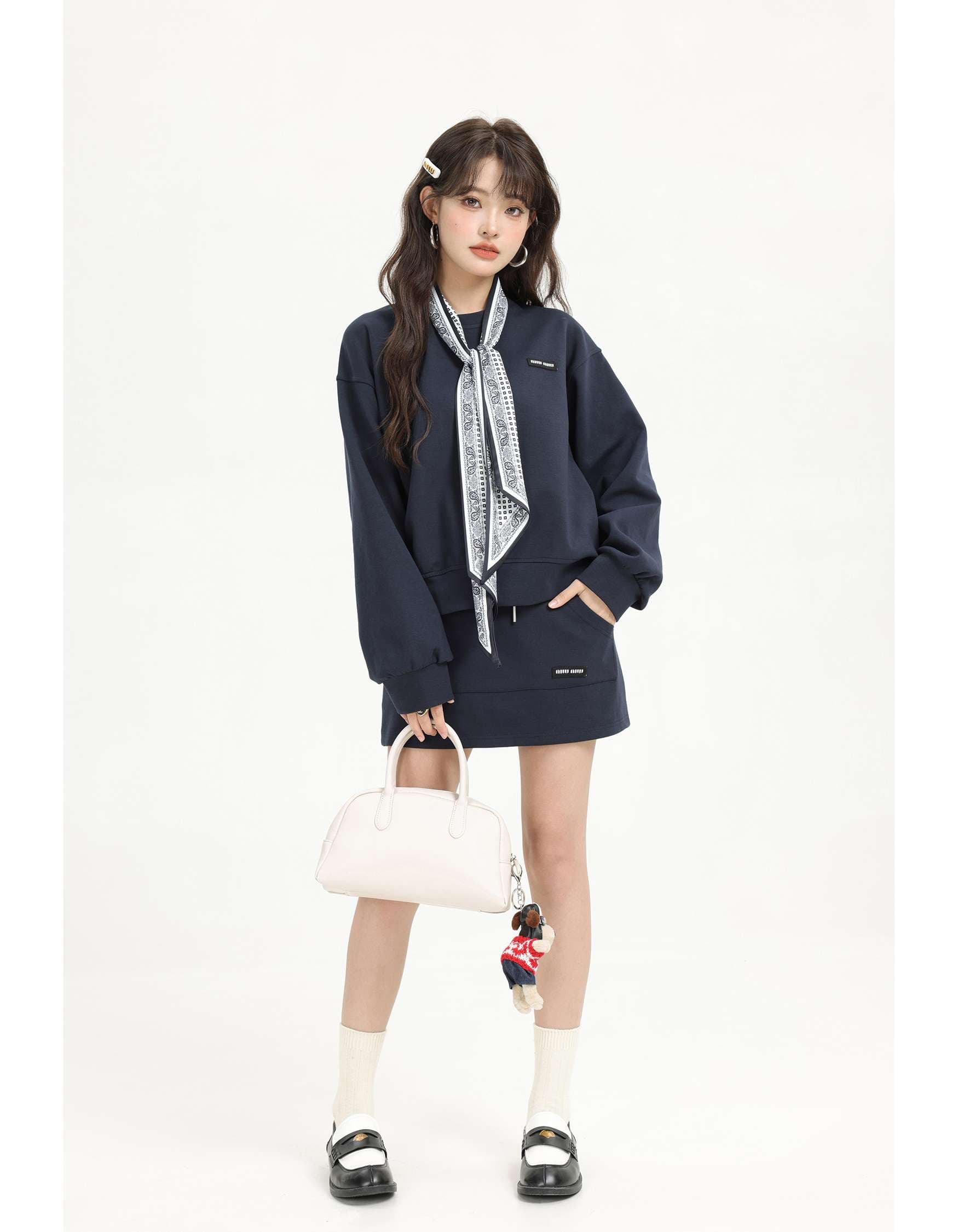 スカーフ付きスウェット＆ミニスカートセットアップ｜デート服