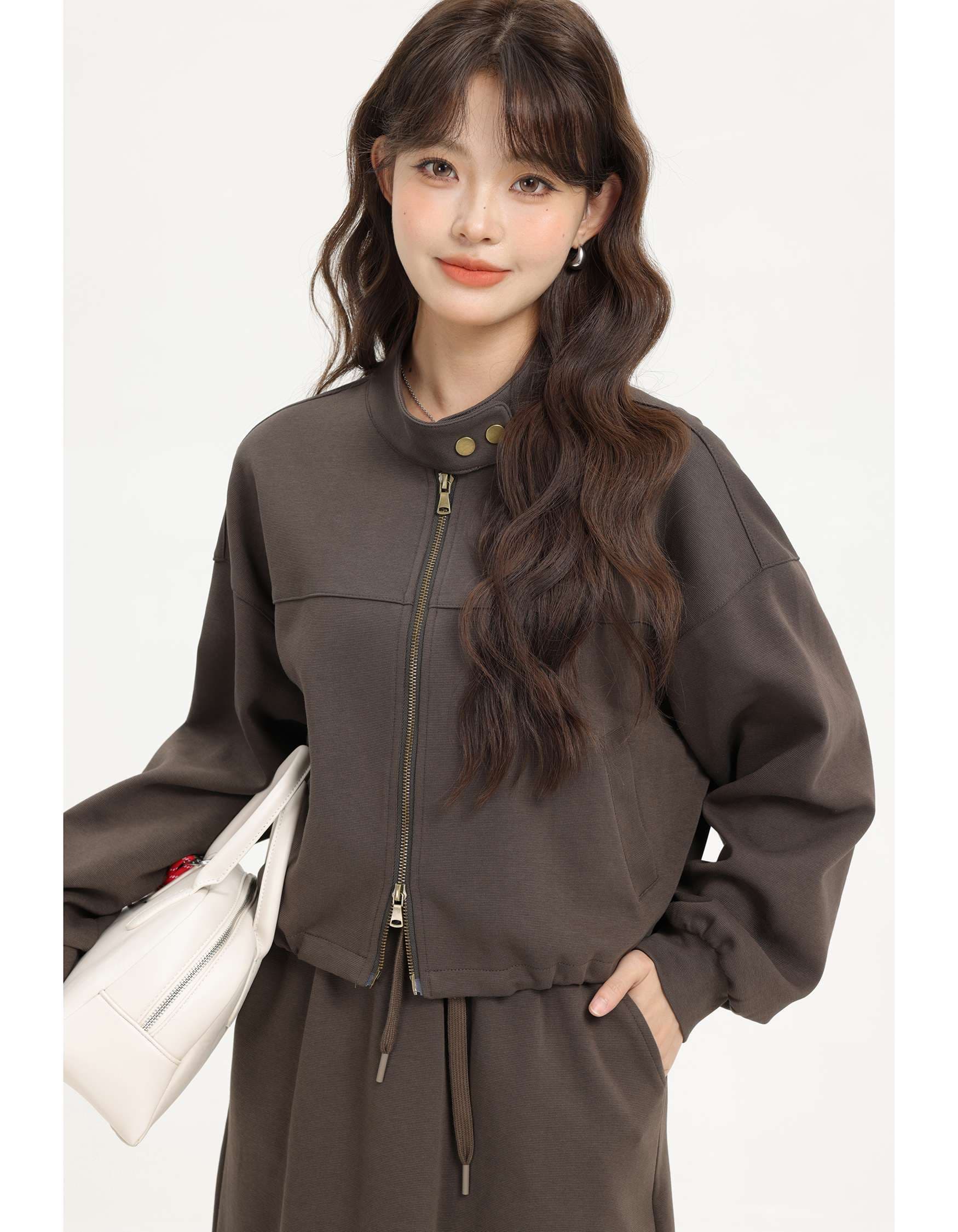 ハイネックジップアップスウェットセットアップ｜デート服