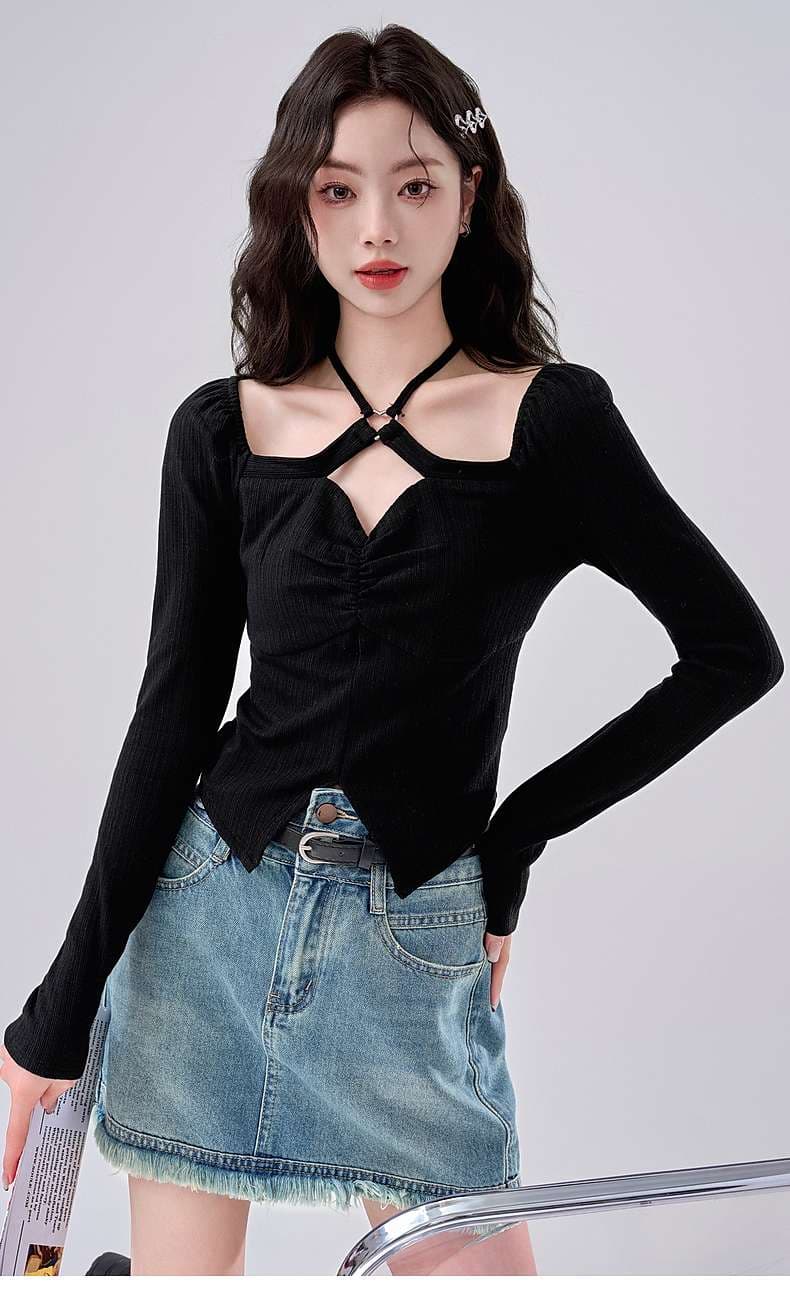 ボディラインを美しく魅せる、ホルターネックニットトップス｜デート服