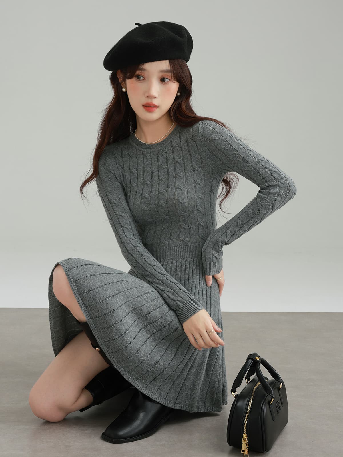フィット＆フレアニットワンピース｜デート服