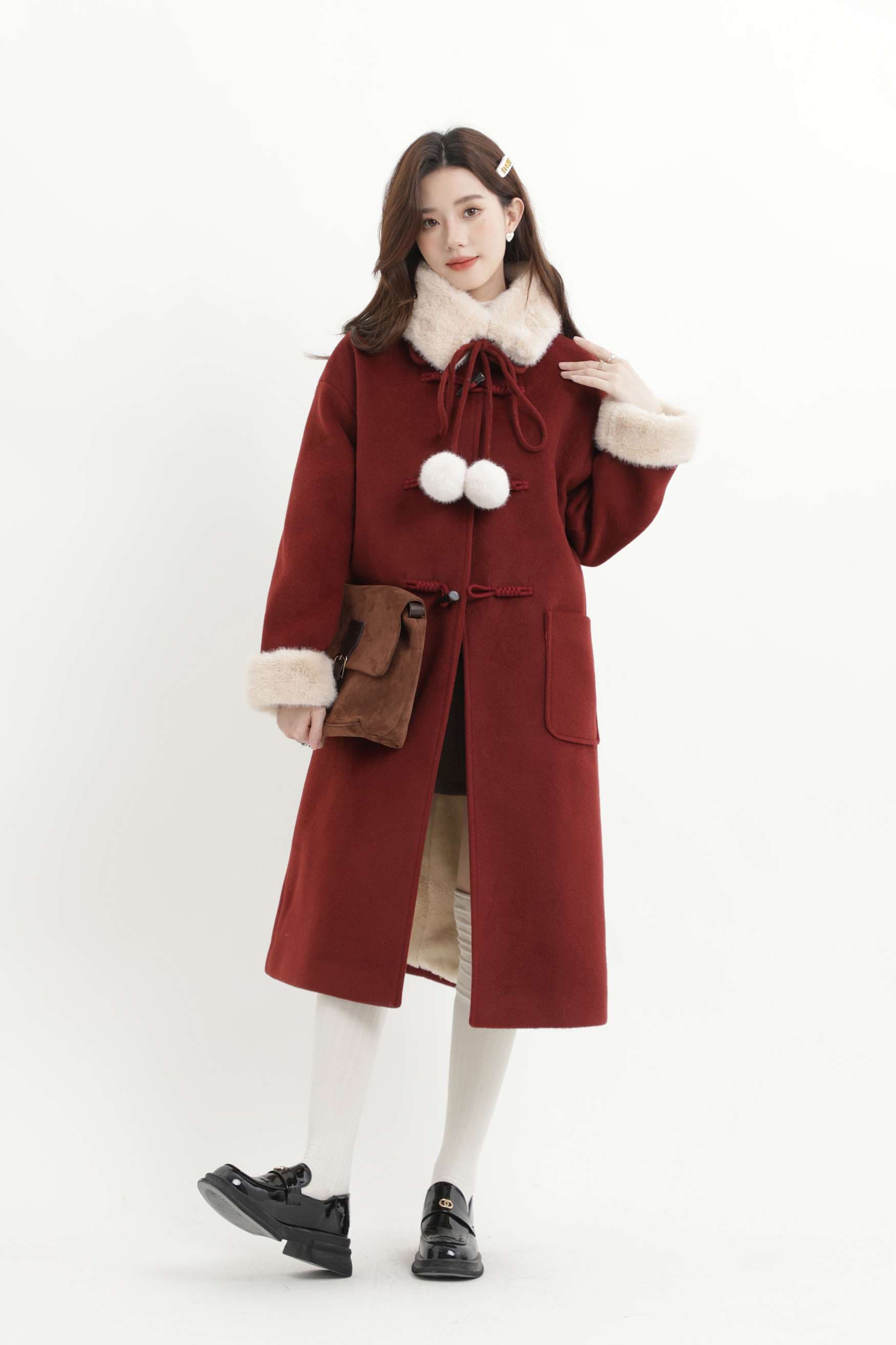 フェイクファーポンポン付きロングコート｜デート服