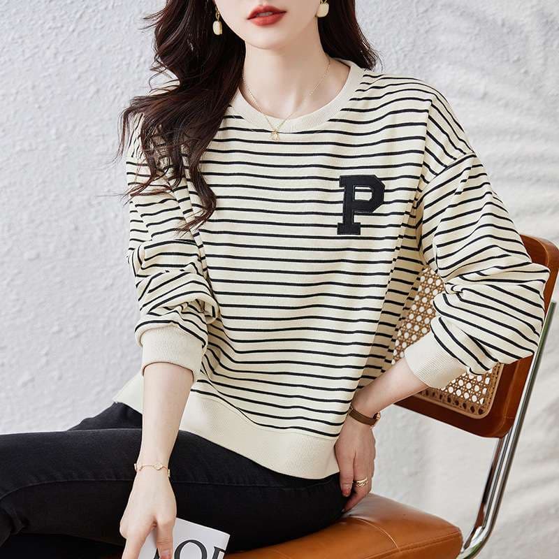 抜け感カジュアルが叶う、ボーダー柄カレッジスウェット｜デート服