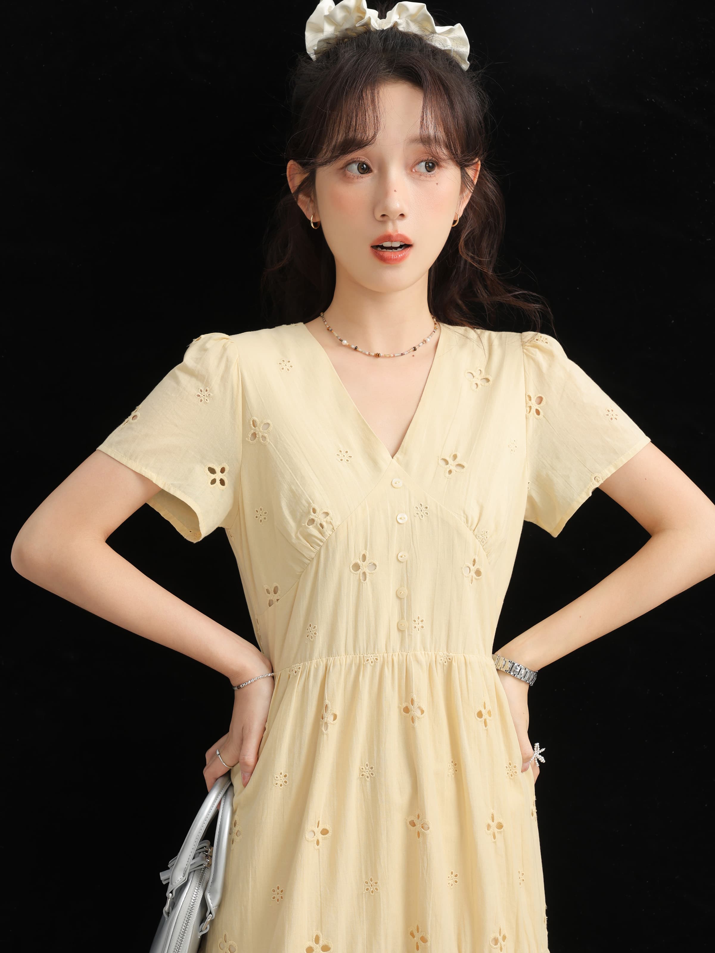 カットワークレースVネックワンピース｜デート服