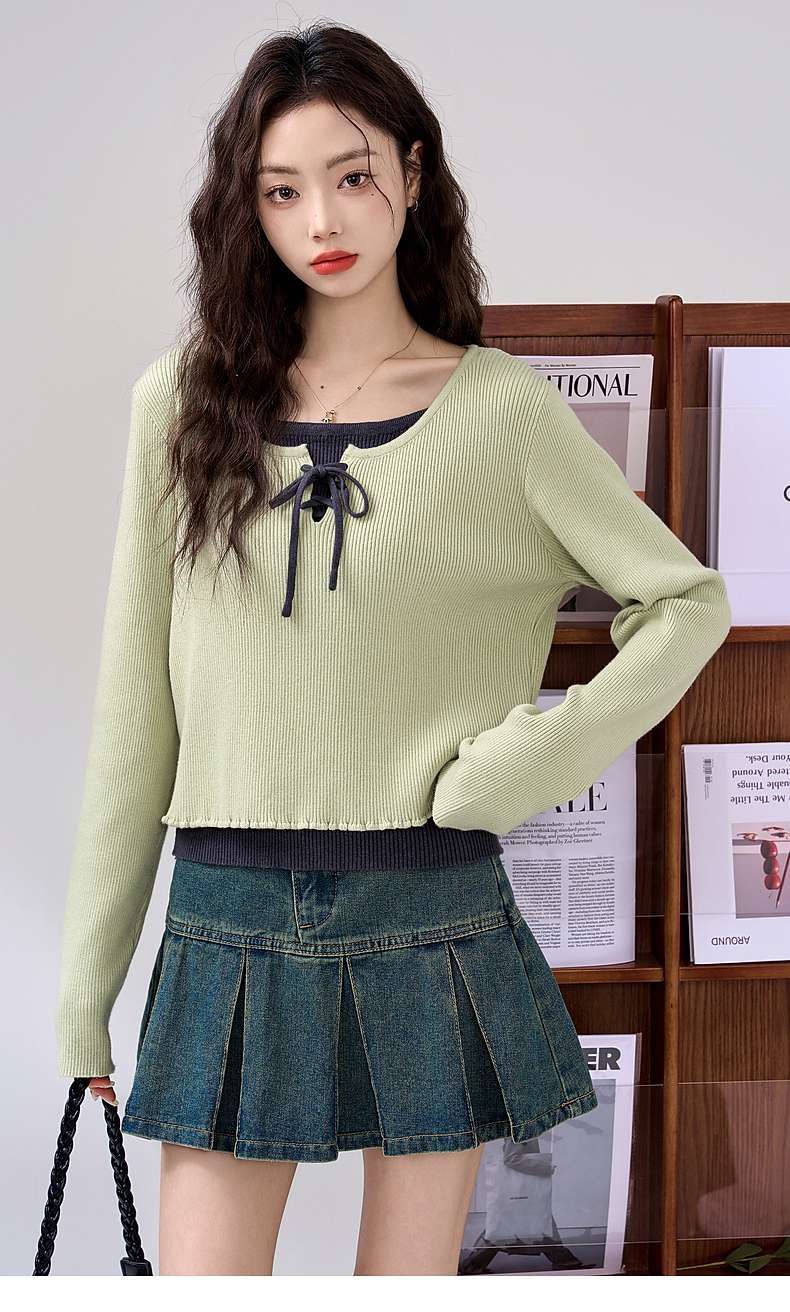 カジュアルな中にほんのり甘さを添える、ニットプルオーバー＆キャミソールセット｜デート服