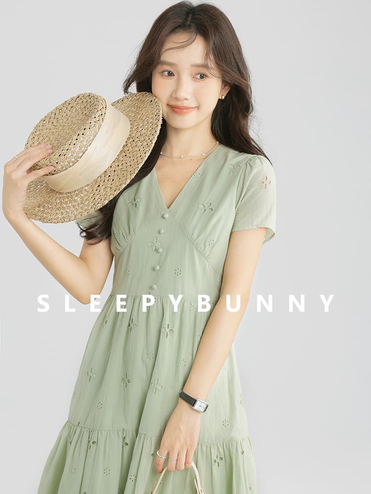カットワークレースVネックワンピース｜デート服